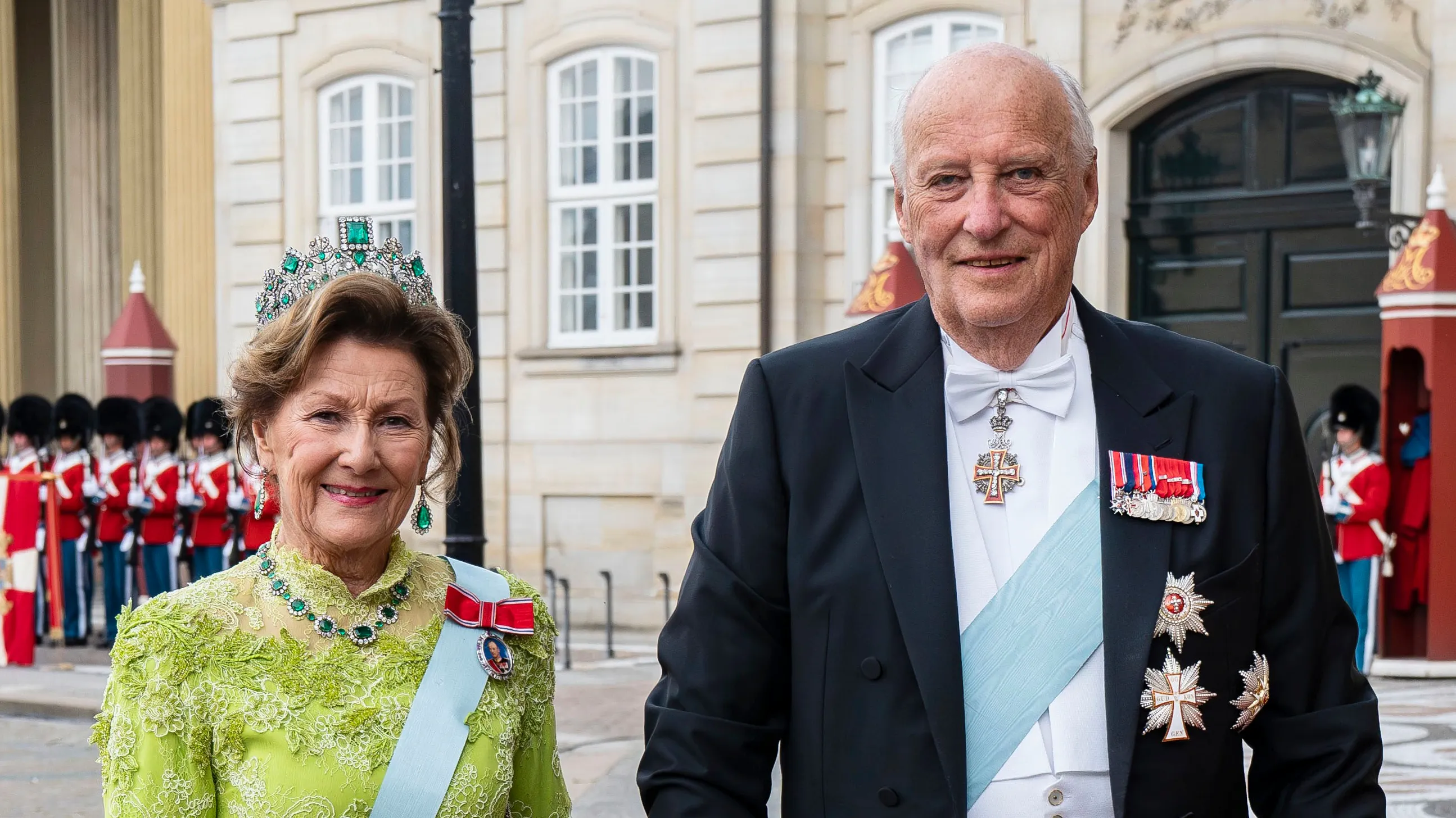 trods-uro-i-det-norske-kongehus-k-rligheden-til-kong-harald-og