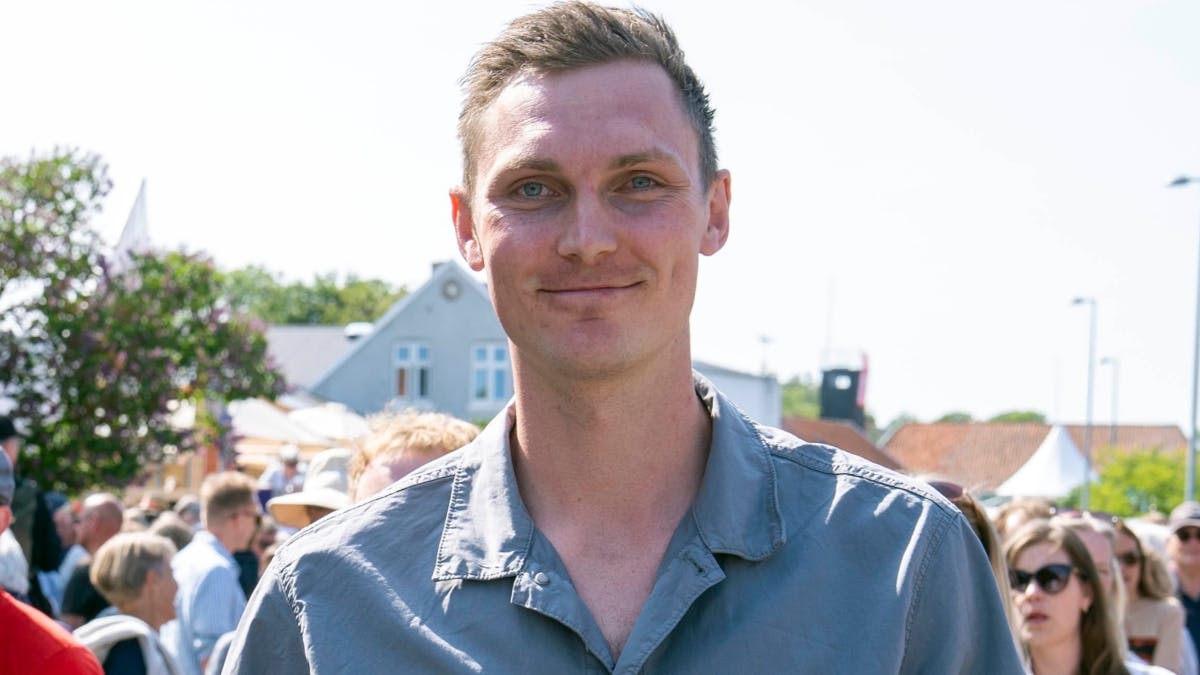 Viktor Axelseen hygger sig i varmen med sine døtre