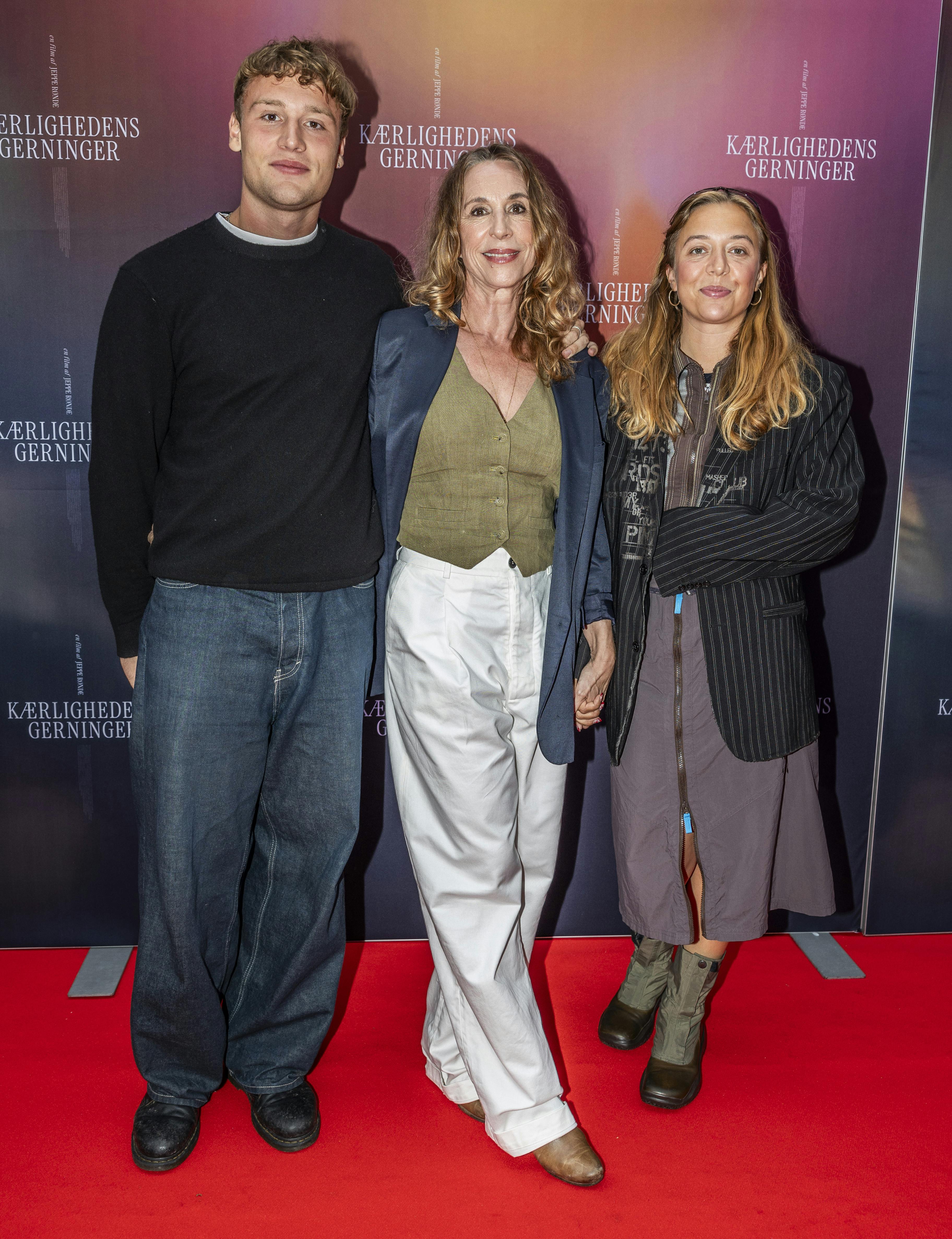 Ann Eleonora Jørgensen omgivet af sin søn Osvald og sin datter Carla.