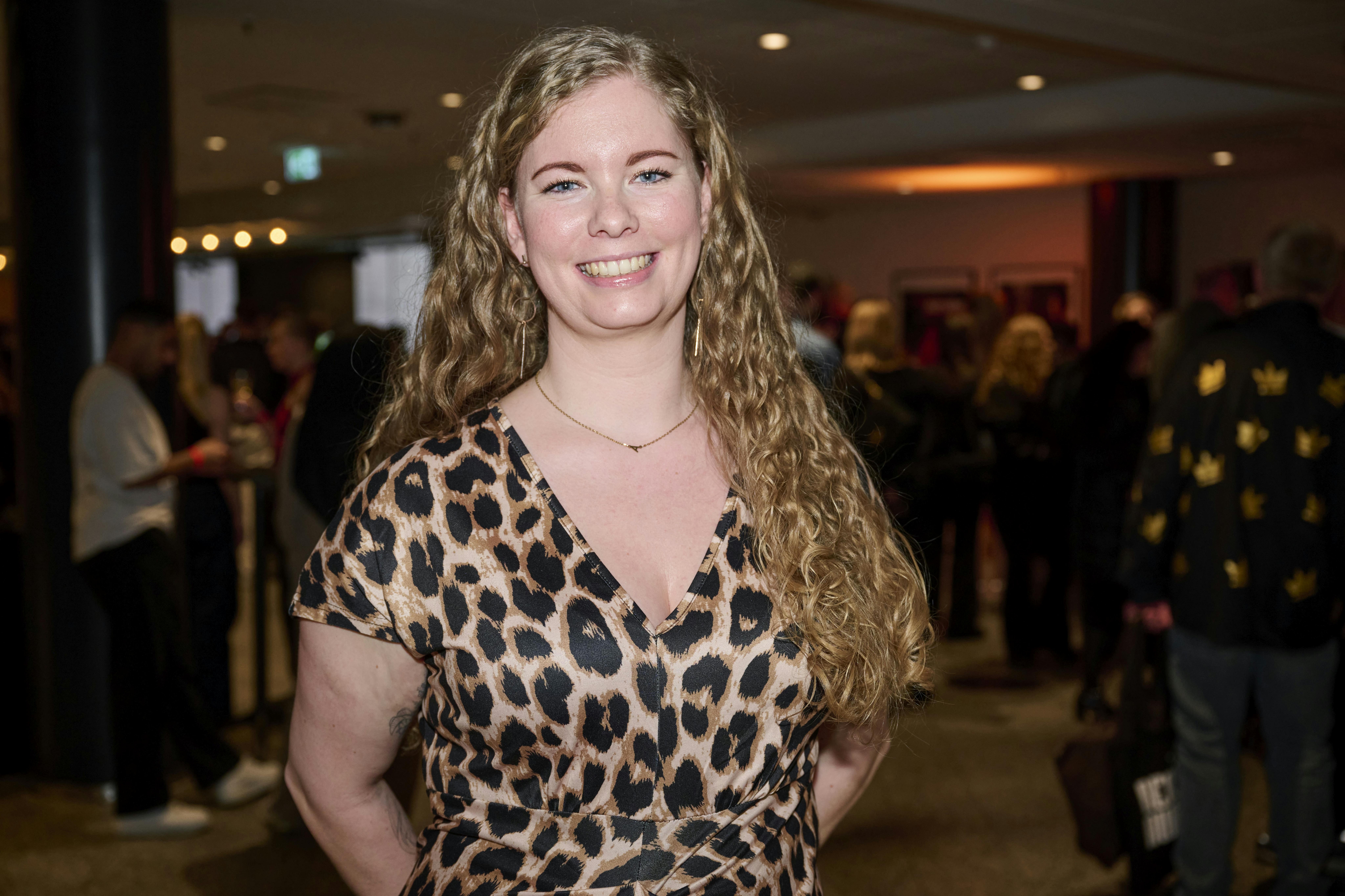 Carina Birch fra "Kærlighed hvor kragerne vender" 2025 til Reality Awards.