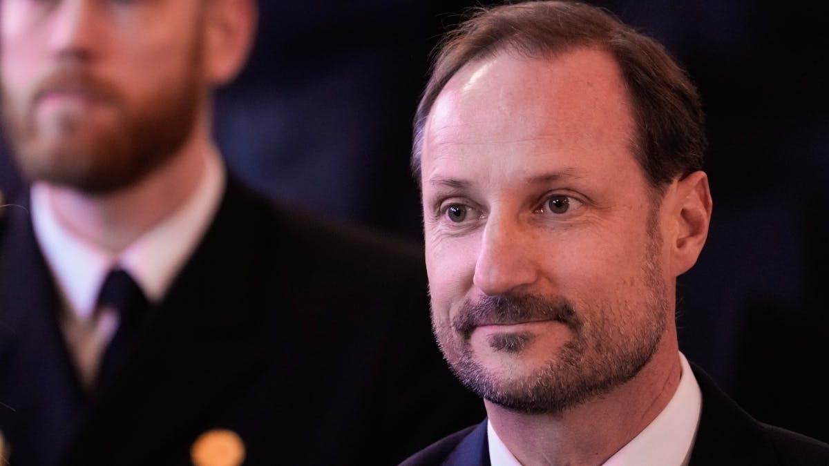 Kronprins Haakon passer pligten midt i krisen. 