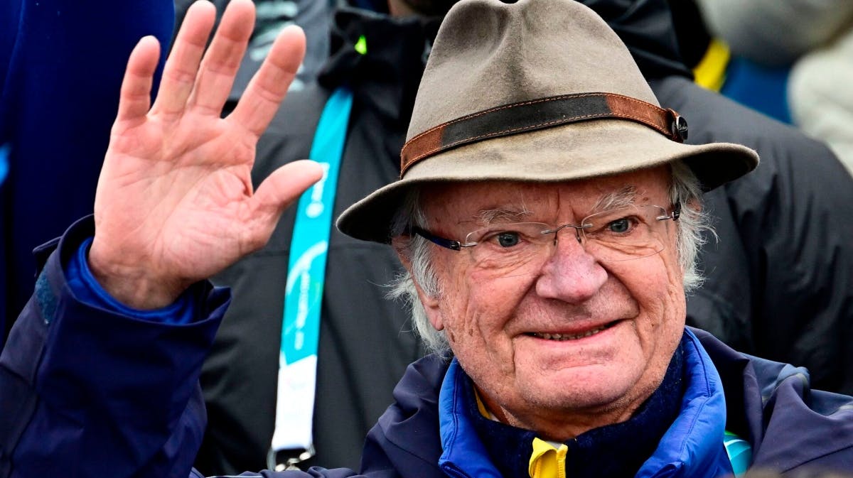 Kong Carl Gustaf jubler over tre svenske medaljer