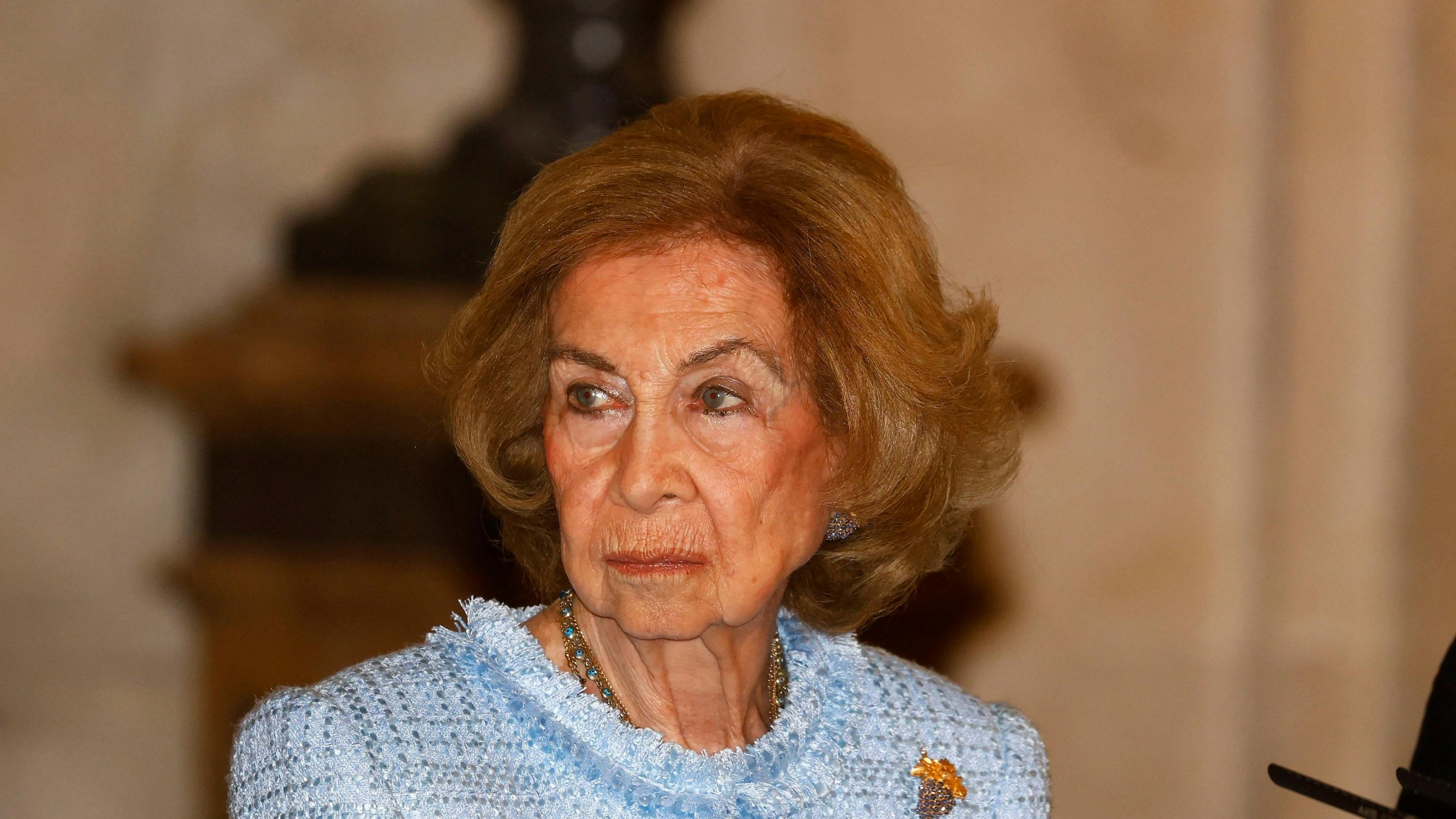 Dronning Sofia er tilbage efter søsterens død.