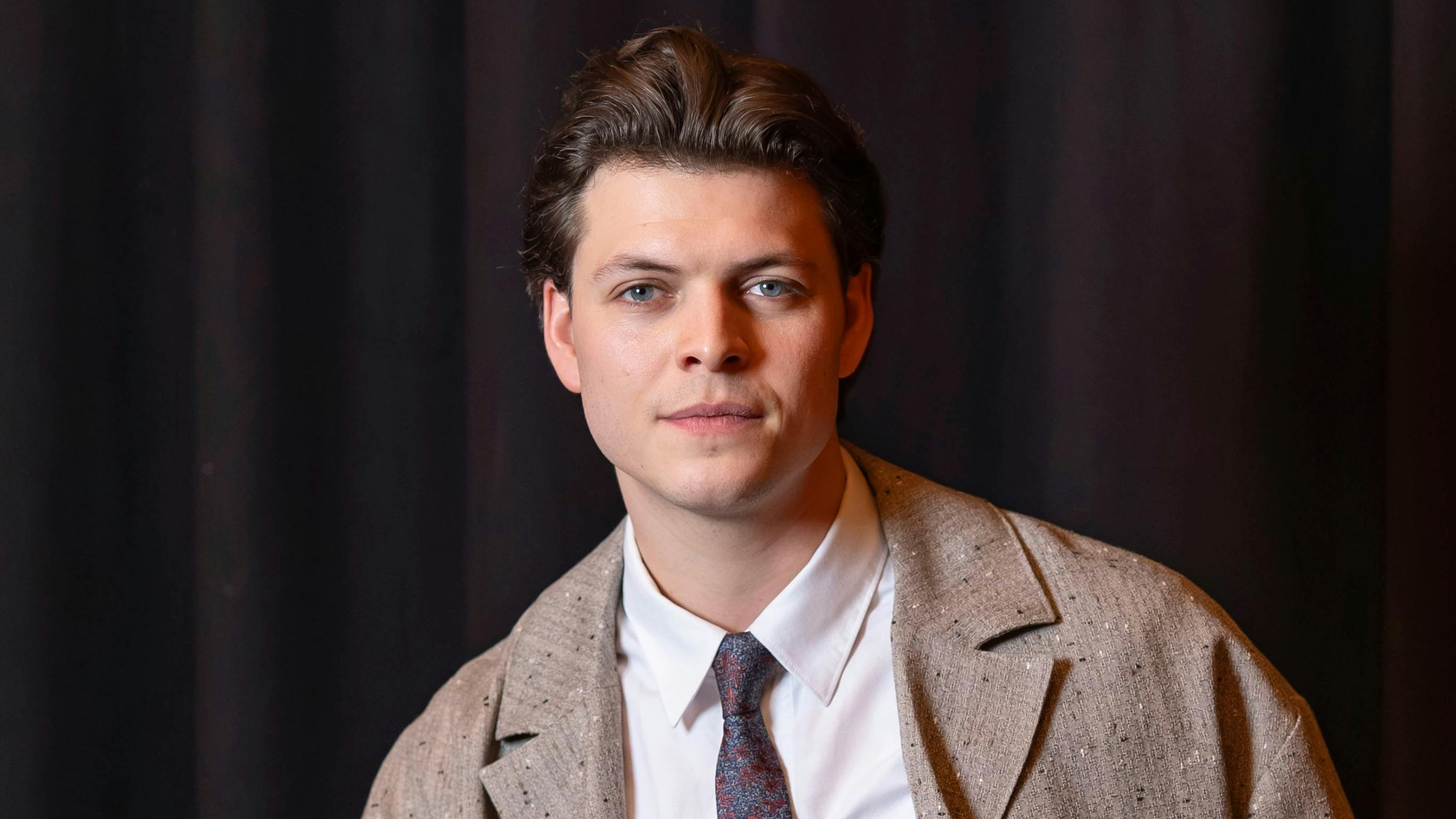 Skuespilleren Alex Høgh Andersen får sin debut som vært på Melodi Grand Prix.