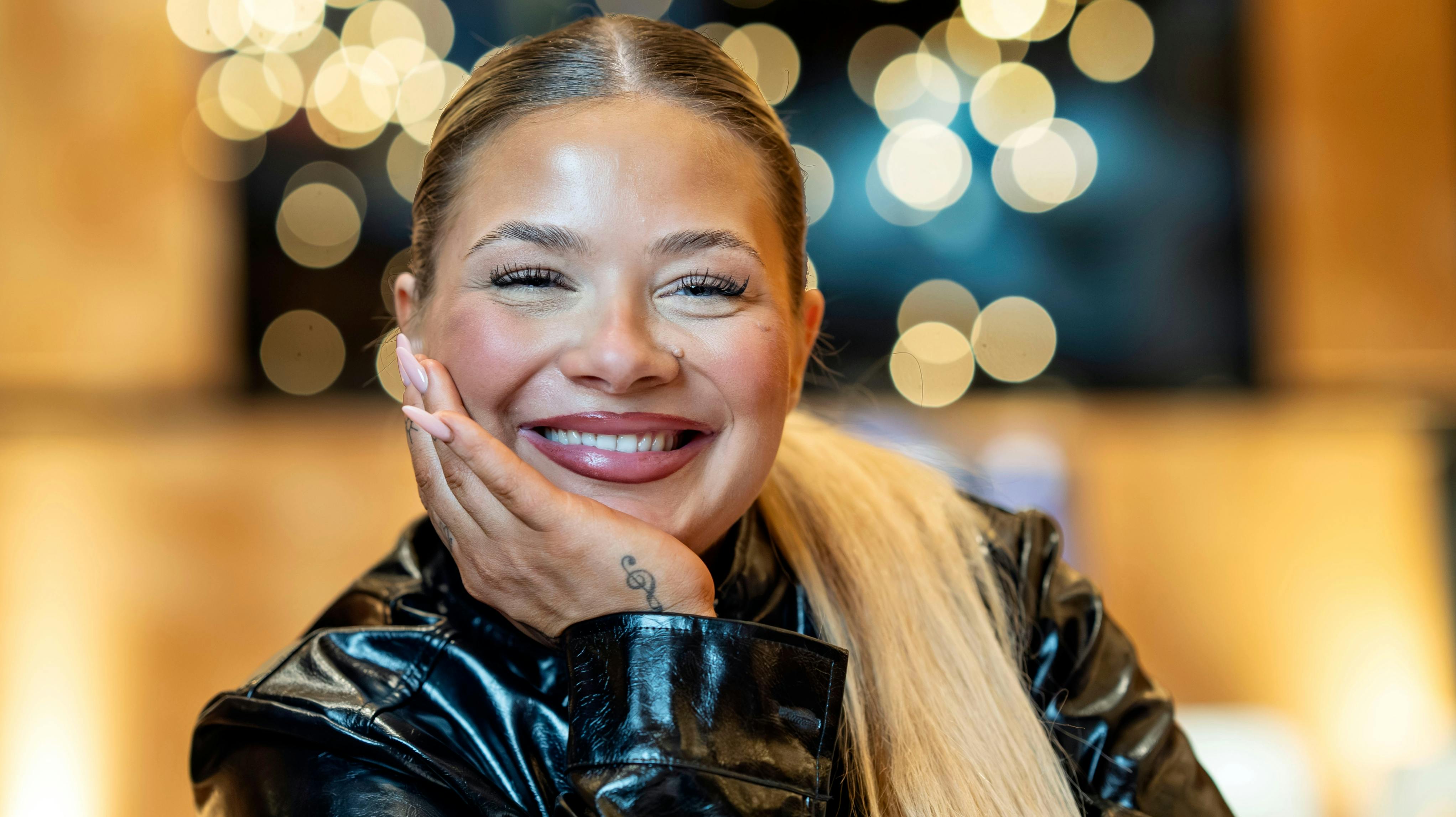 Den færøske sangerinde Sissal får opbakning af kæreste og børn i Melodi Grand Prix 2026.