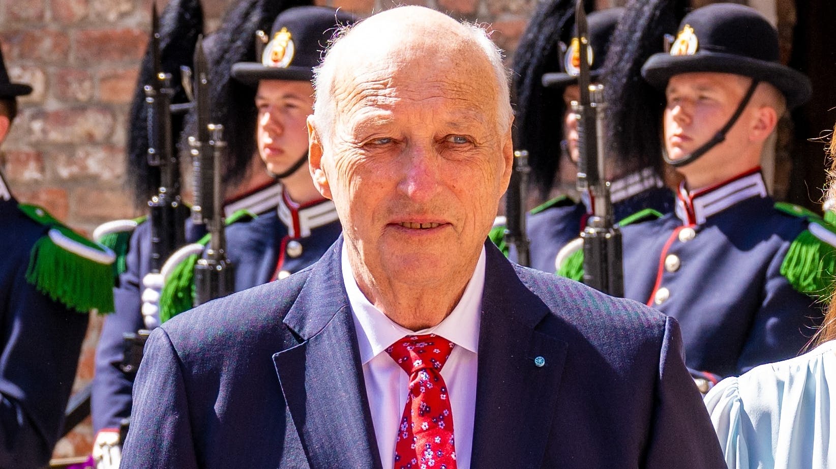 Kong Harald mødte den fremmødte presse med et smil og højt humør. 