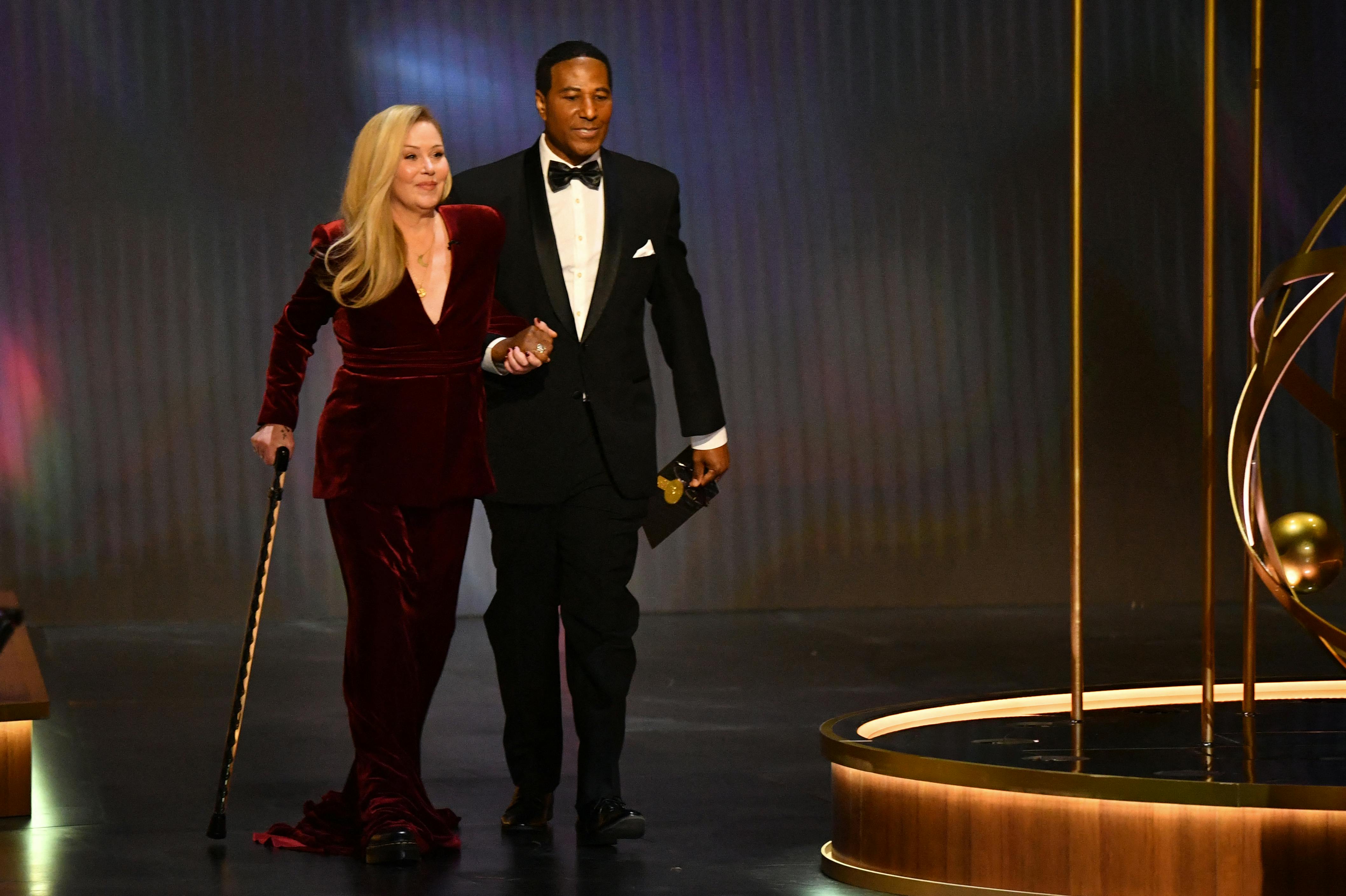 Christina Applegate brugte stok og fik støtte til at komme på scenen under Emmy Awards 2024.