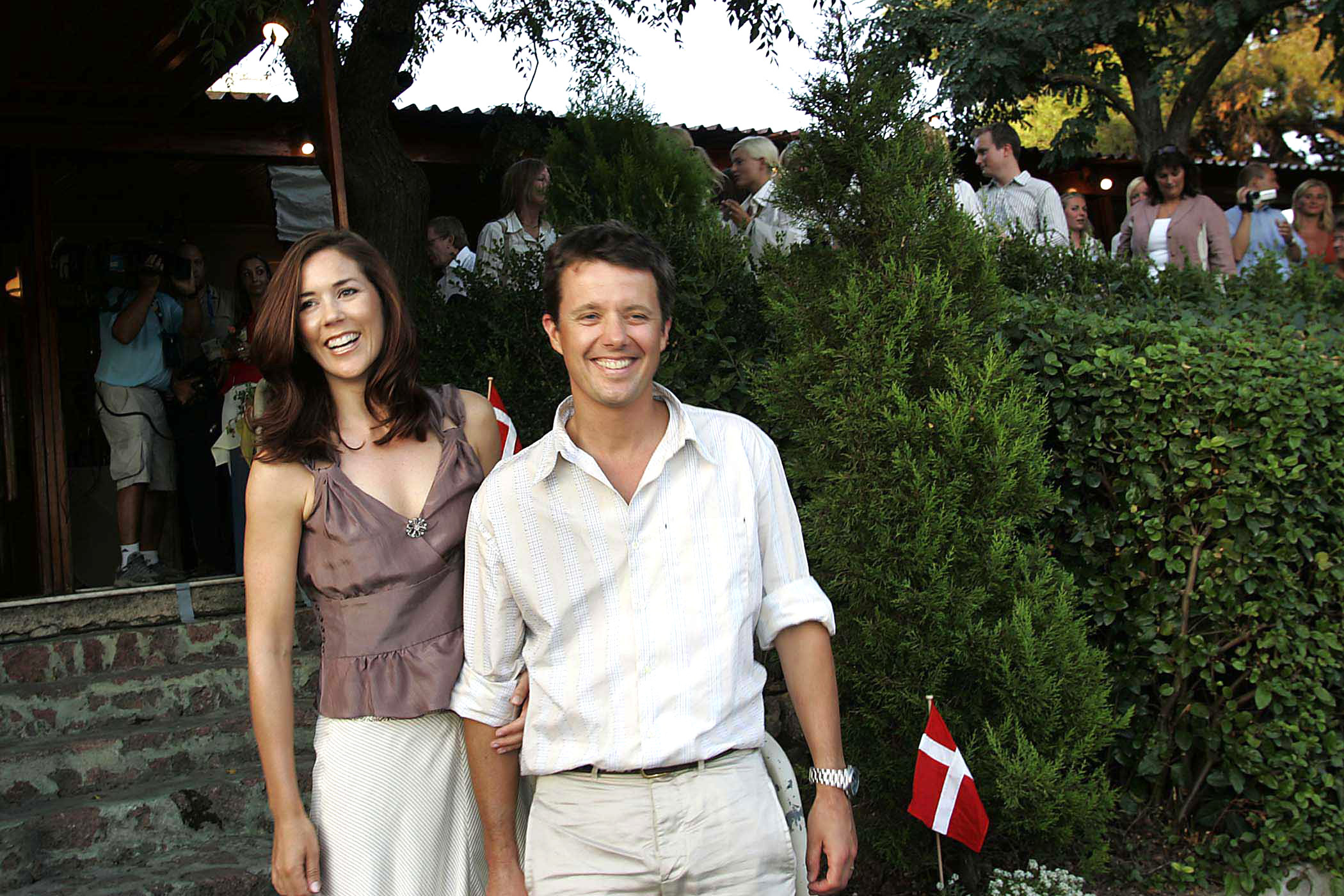 Kronprins Frederik og kronprinsesse Mary smiler til fotografen ved ankomsten til Dansk Idrætsforbunds reception for de danske OL-deltagere søndag aften d. 22. august 2004 nord for Athena.