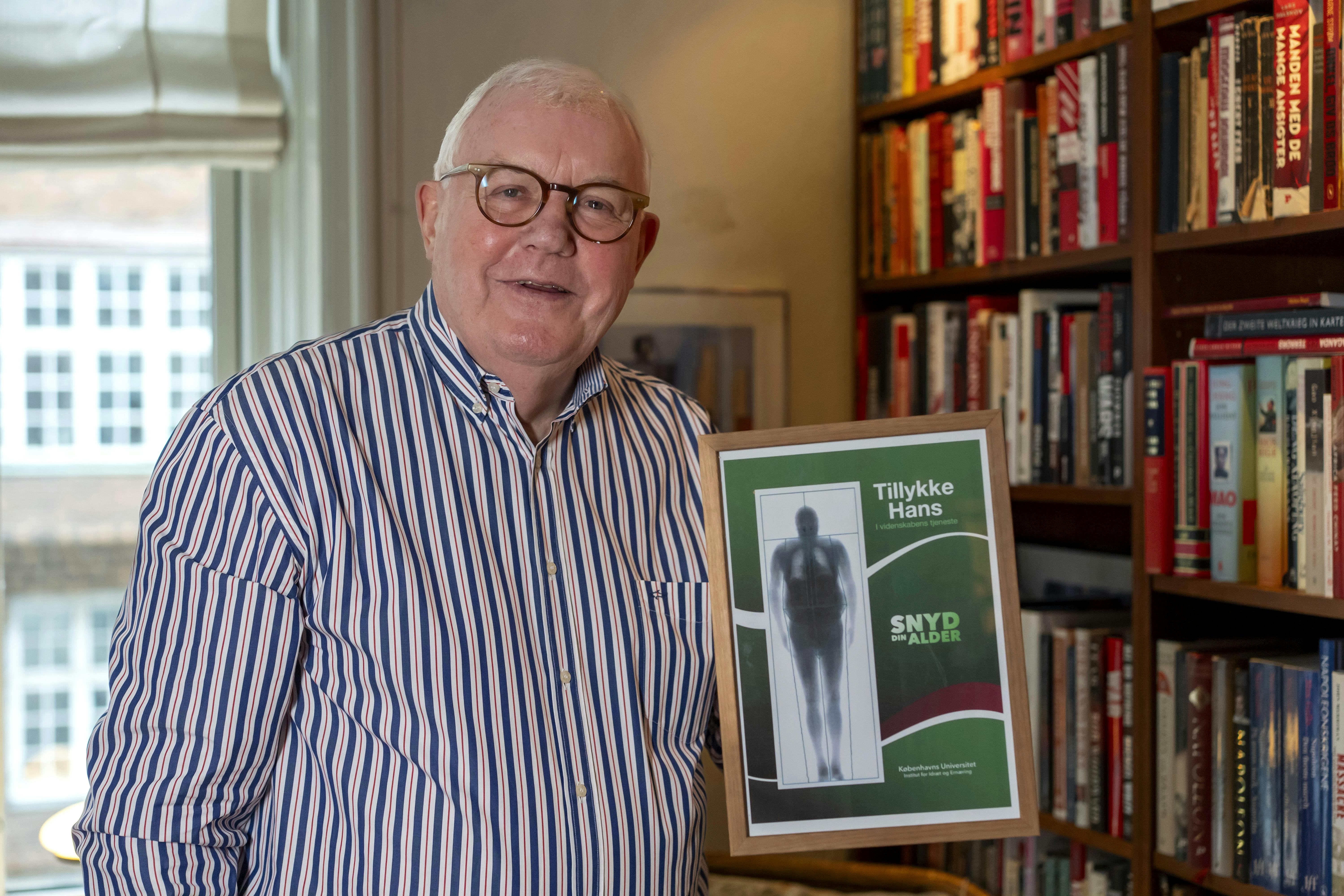 Hans Engell fik et flot diplom efter sin medvirken i TV 2-programmet "Snyd din alder".