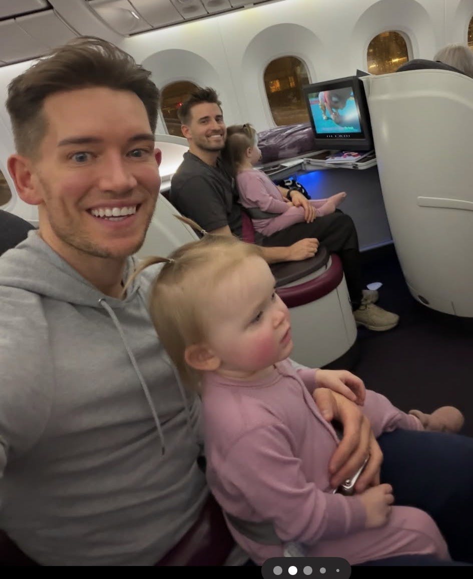 Morten Kjeldgaard i flyveren med Nora og Frederik Haun med Emma.