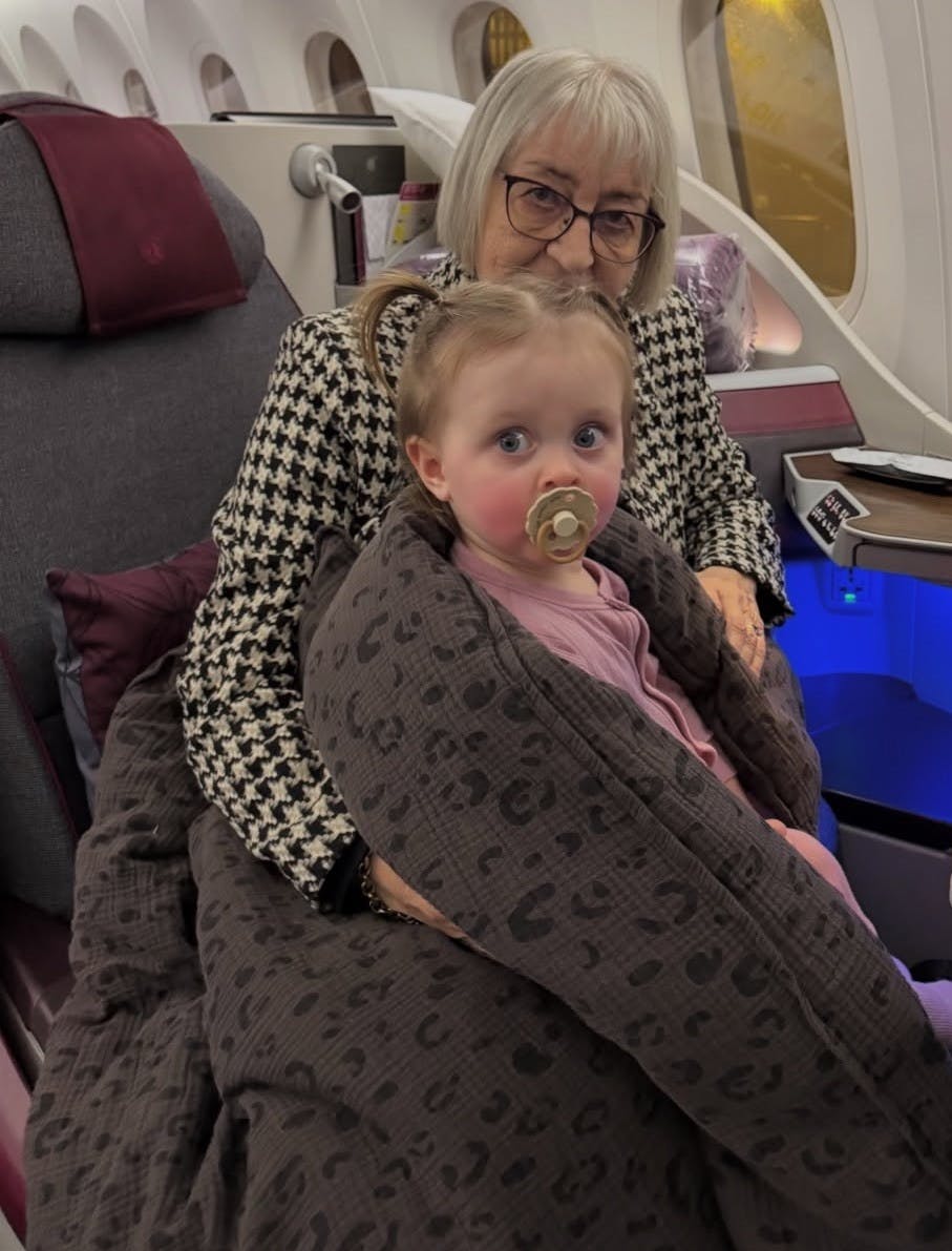 Bedstemor Inge-Lise Kjeldgaard med barnebarnet Emma.