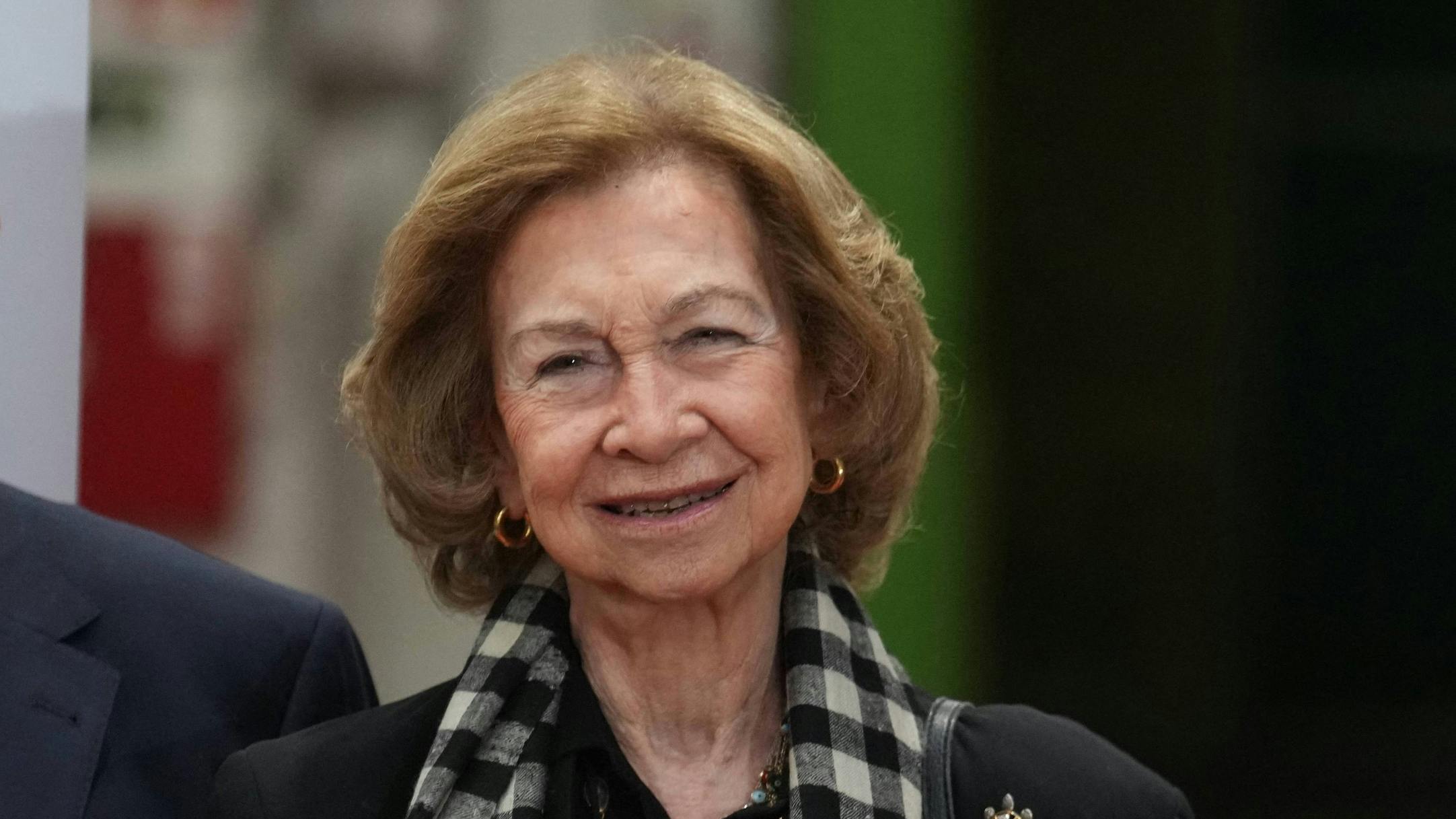 Dronning Sofia smiler gennem sorgen. 