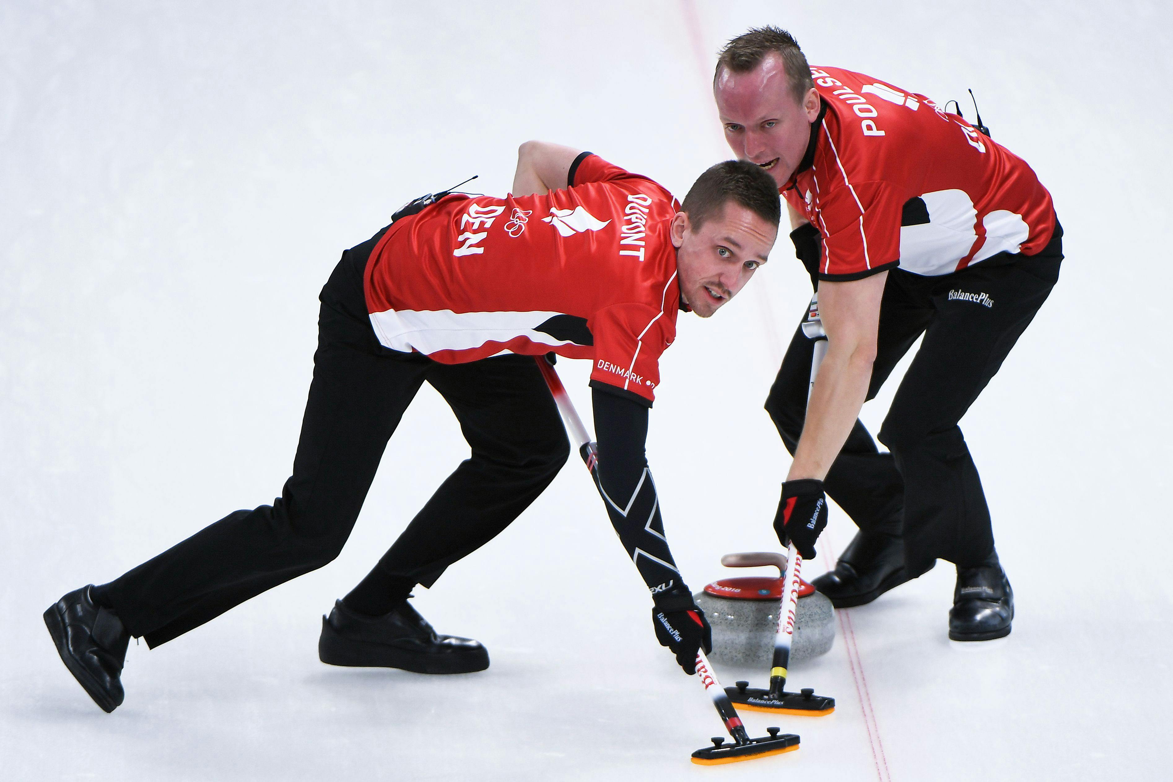 Oliver Dupont (til venstre) i aktion for Danmark ved vinter-OL i 2018.