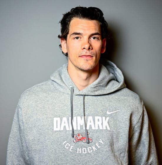 Oliver Lauridsen fra ishockeylandsholdet er klar med de hårde tacklinger