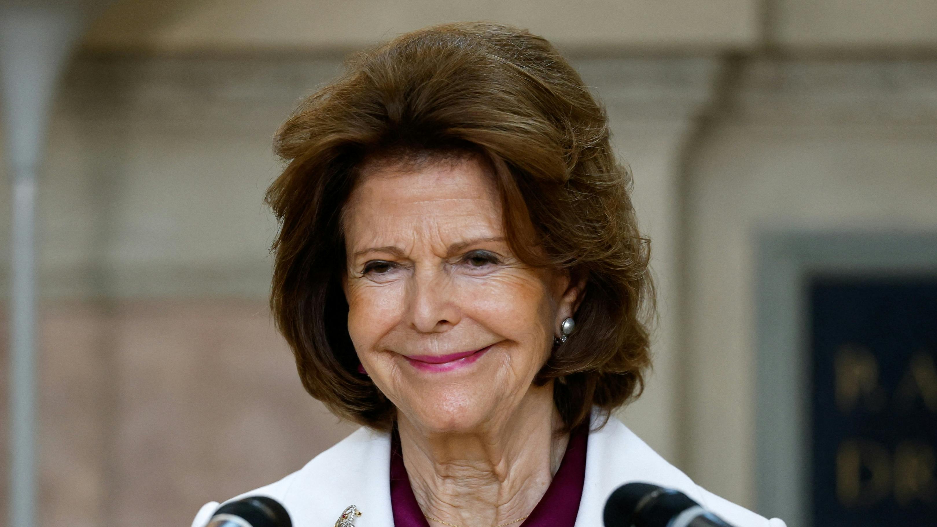 Dronning Silvia må blive hjemme.