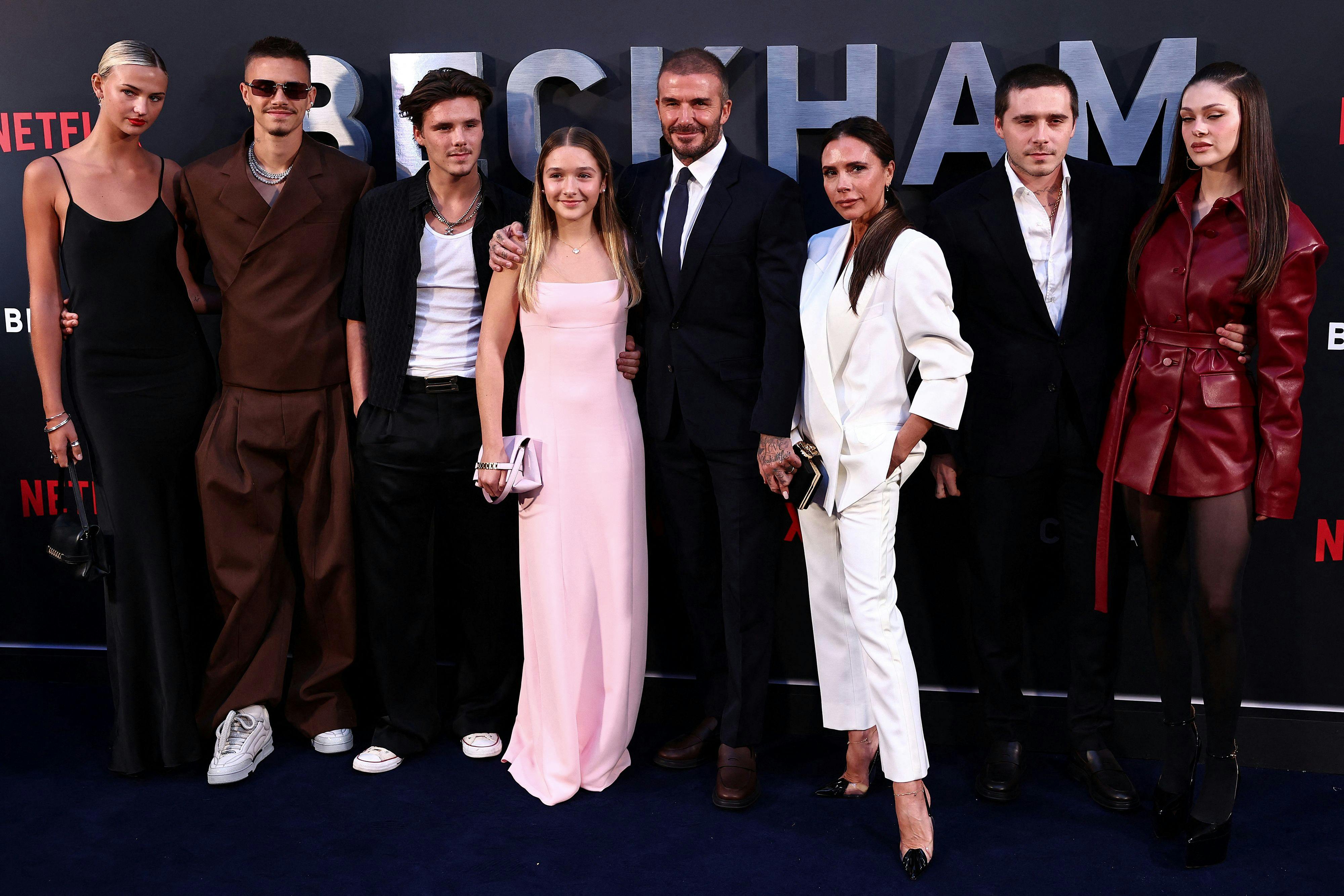 David og Victoria Beckham med børnene Romeo, Cruz, Harper og Brooklyn, inden dramaet brød ud i lys lue. På billedet ses også Romeos daværende kæreste Mia Regan (tv.) og Brooklyns hustru, Nicola Peltz (th.)