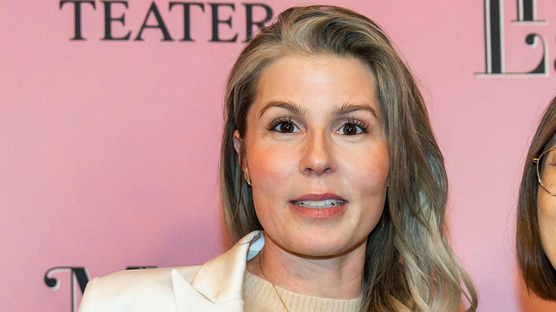 Skuespilleren Cecilie Stenspil glæder sig til at følge sin mand på tv.