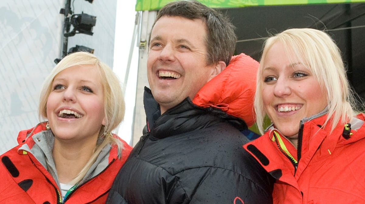 Kong Frederik havde det sjovt, da han i 2010 besøgte søstrene Dupont i OL-landsbyen