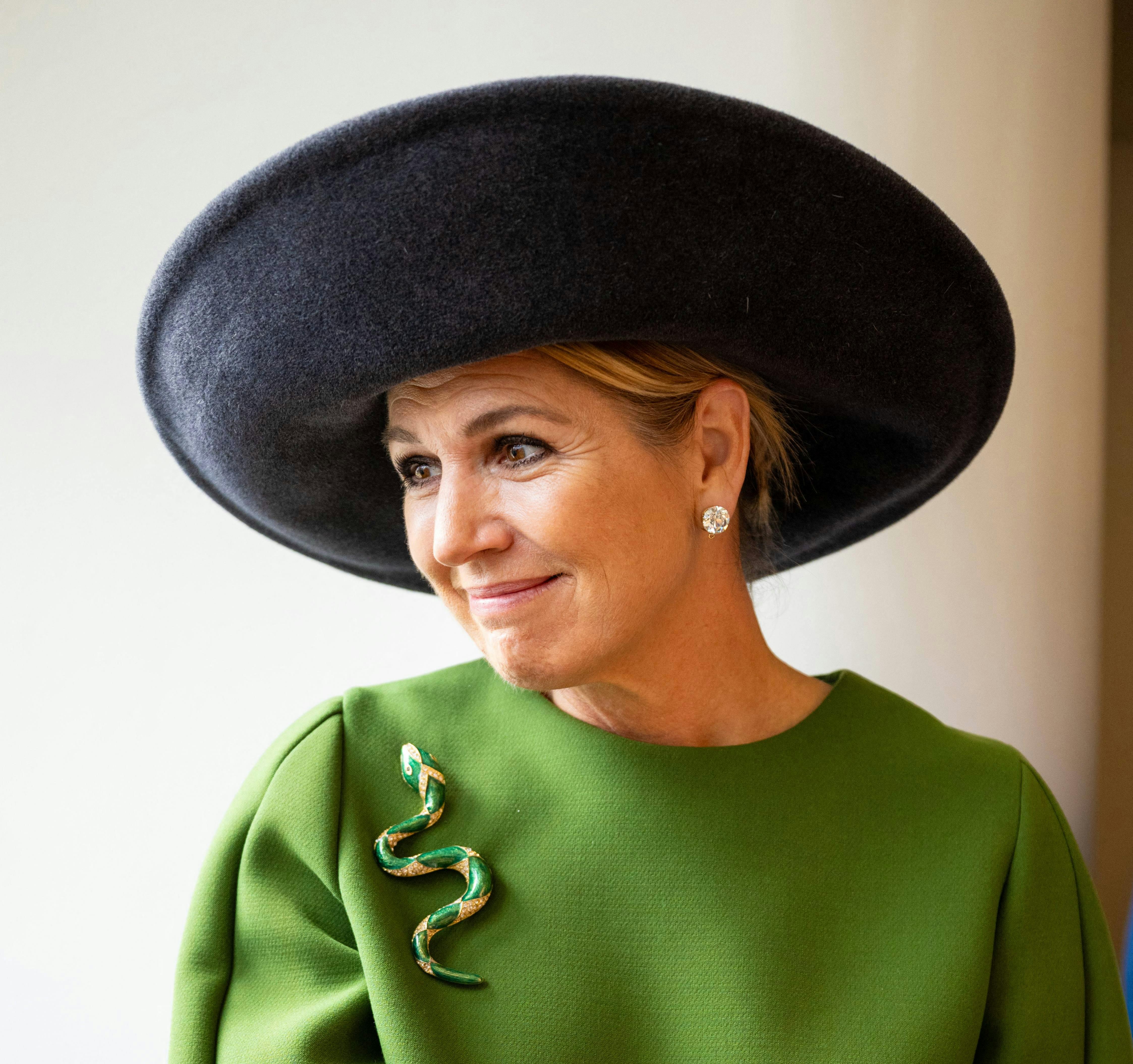 Den glitrende slange matchede Maximas grønne bluse.