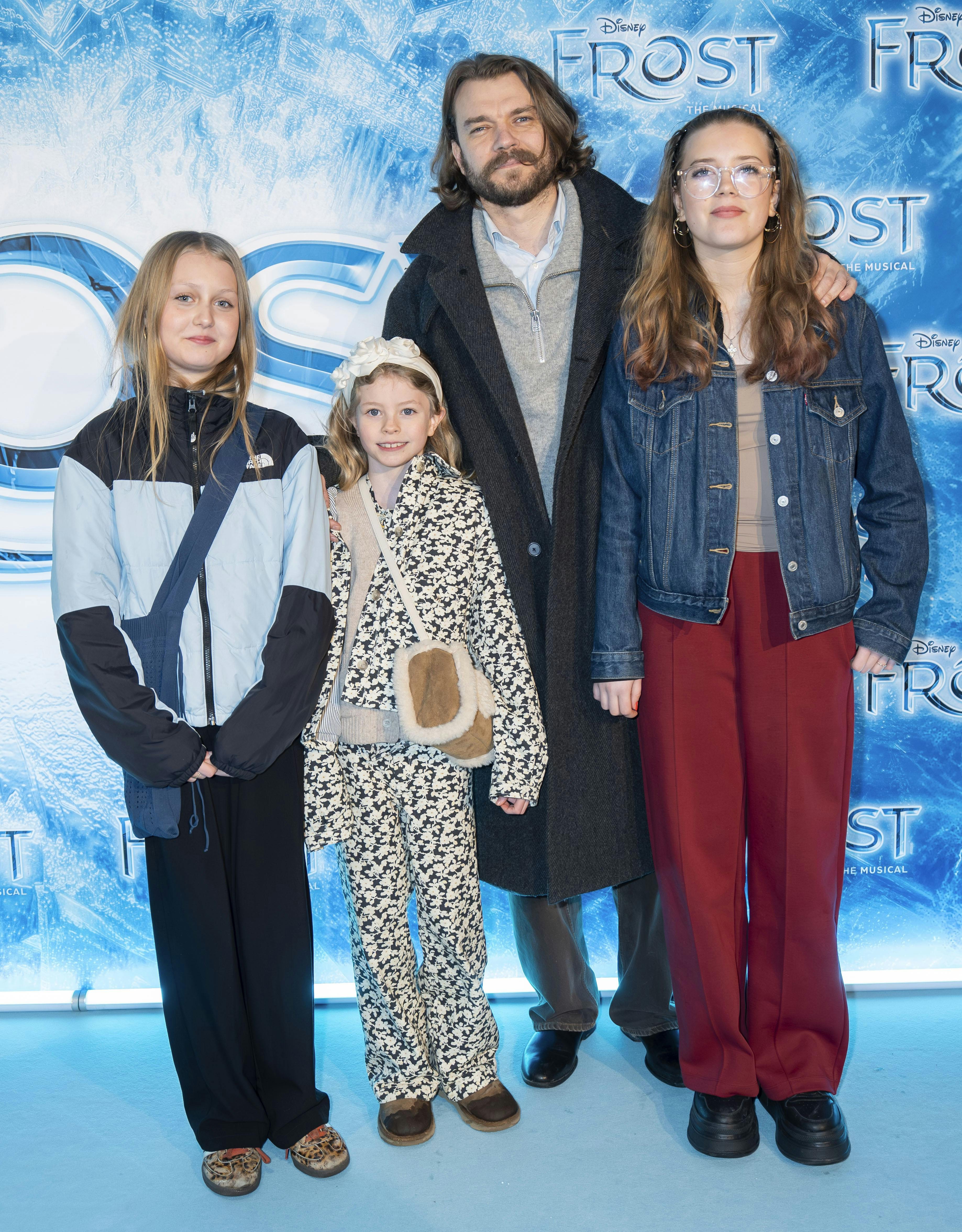 Pilou Asbæk med datteren Agnes, niecen Arden samt Agnes veninde, der også hedder Agnes.