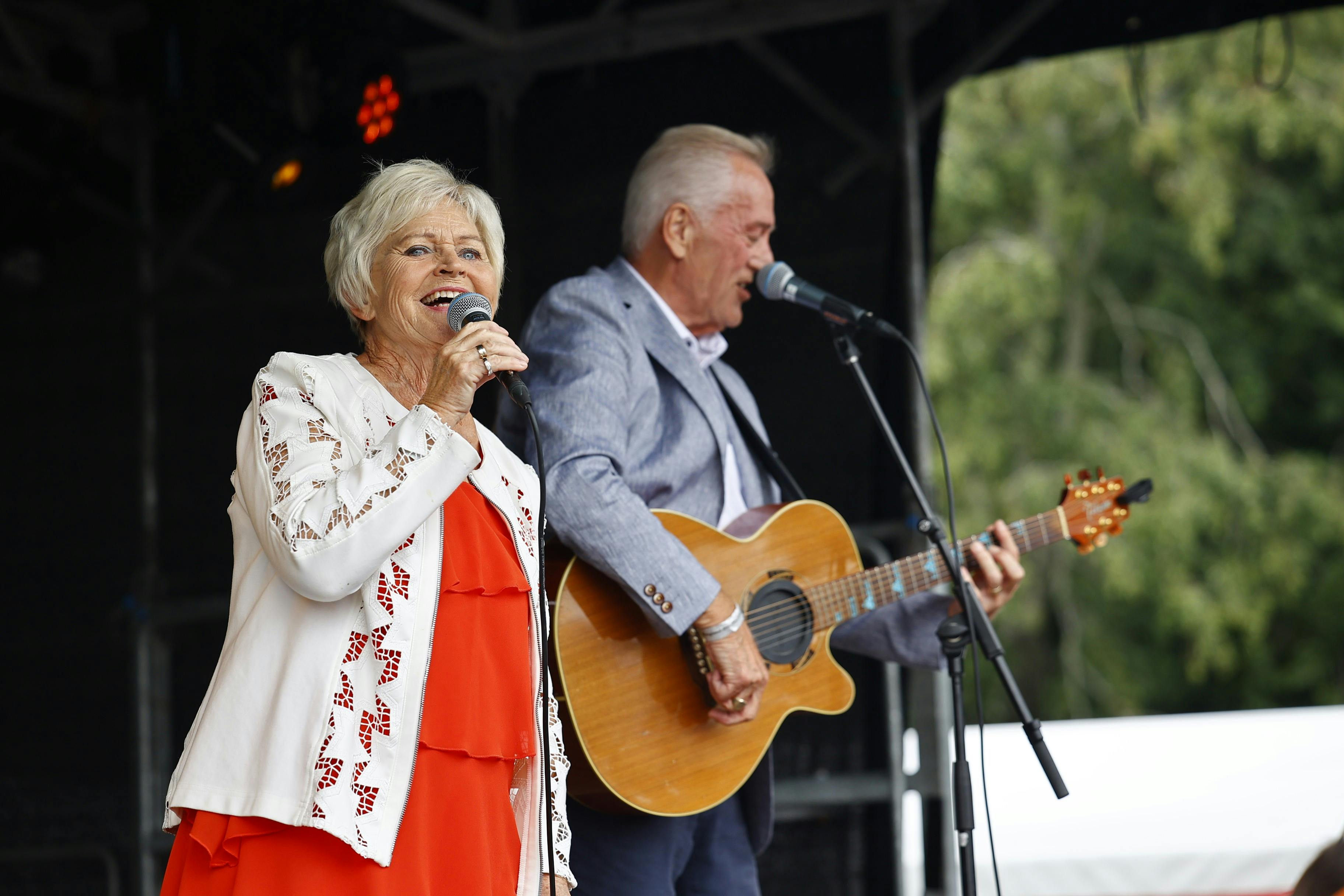 Keld og Hilda Heick på scenen.
