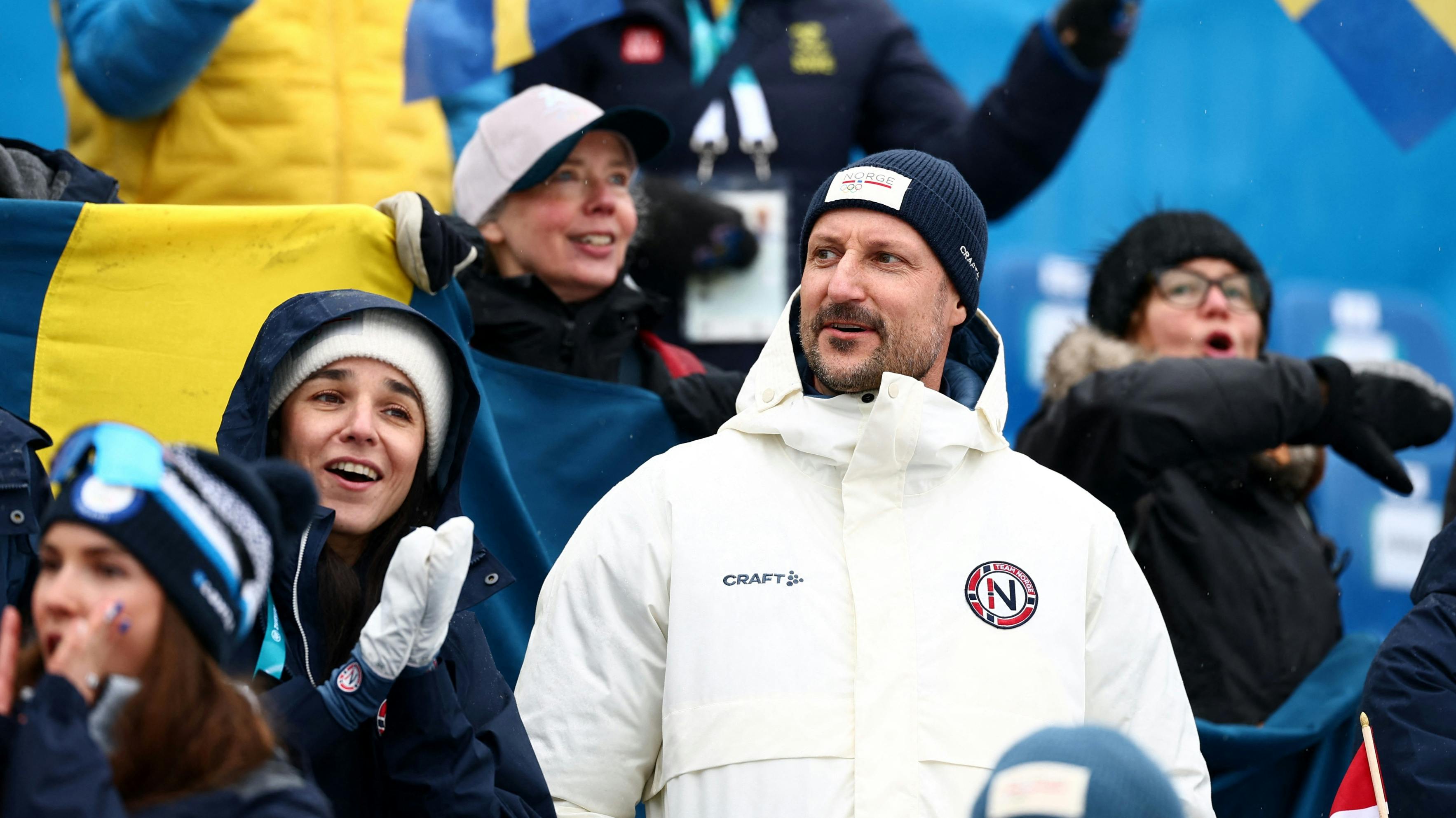 En prominent kvinde sidder ved siden af kronprins Haakon.&nbsp;