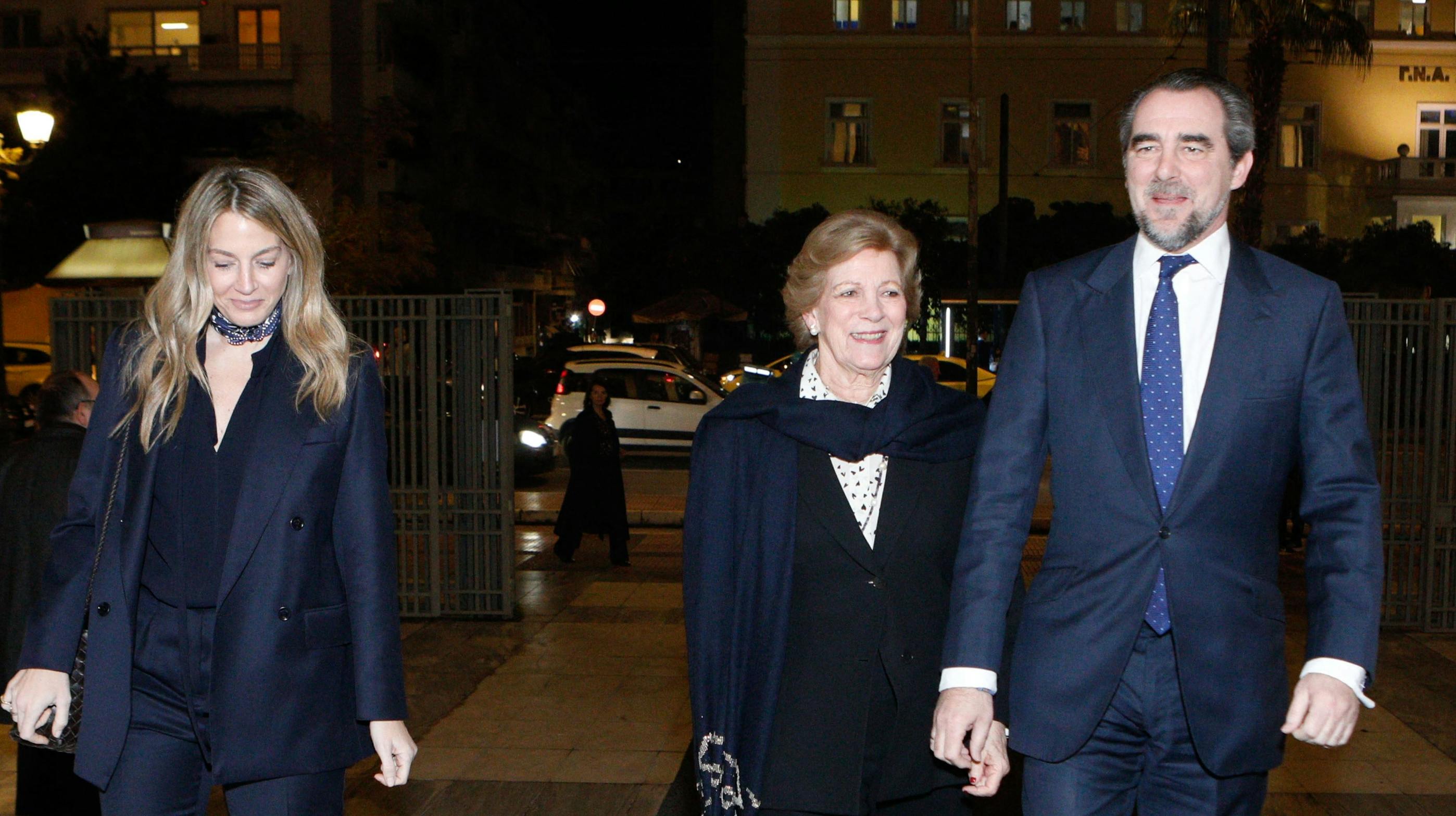 Nikolaos de Grece, dronning Anne-Marie og Chrysí Vardinogiánni ankommer til Athens Concert Hall. 