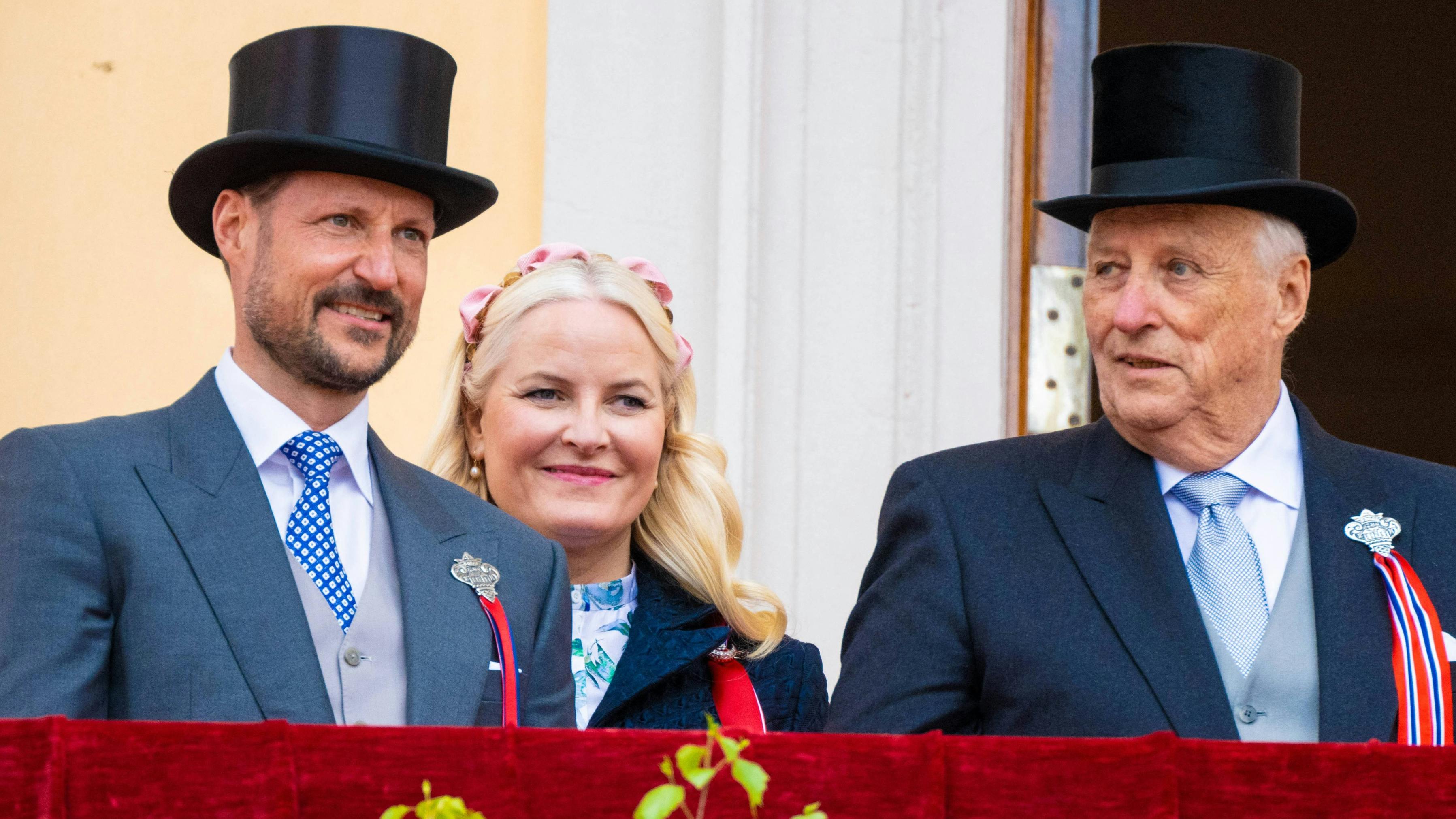 Både kronprins Haakon og kong Harald er for tiden udenlands.&nbsp;