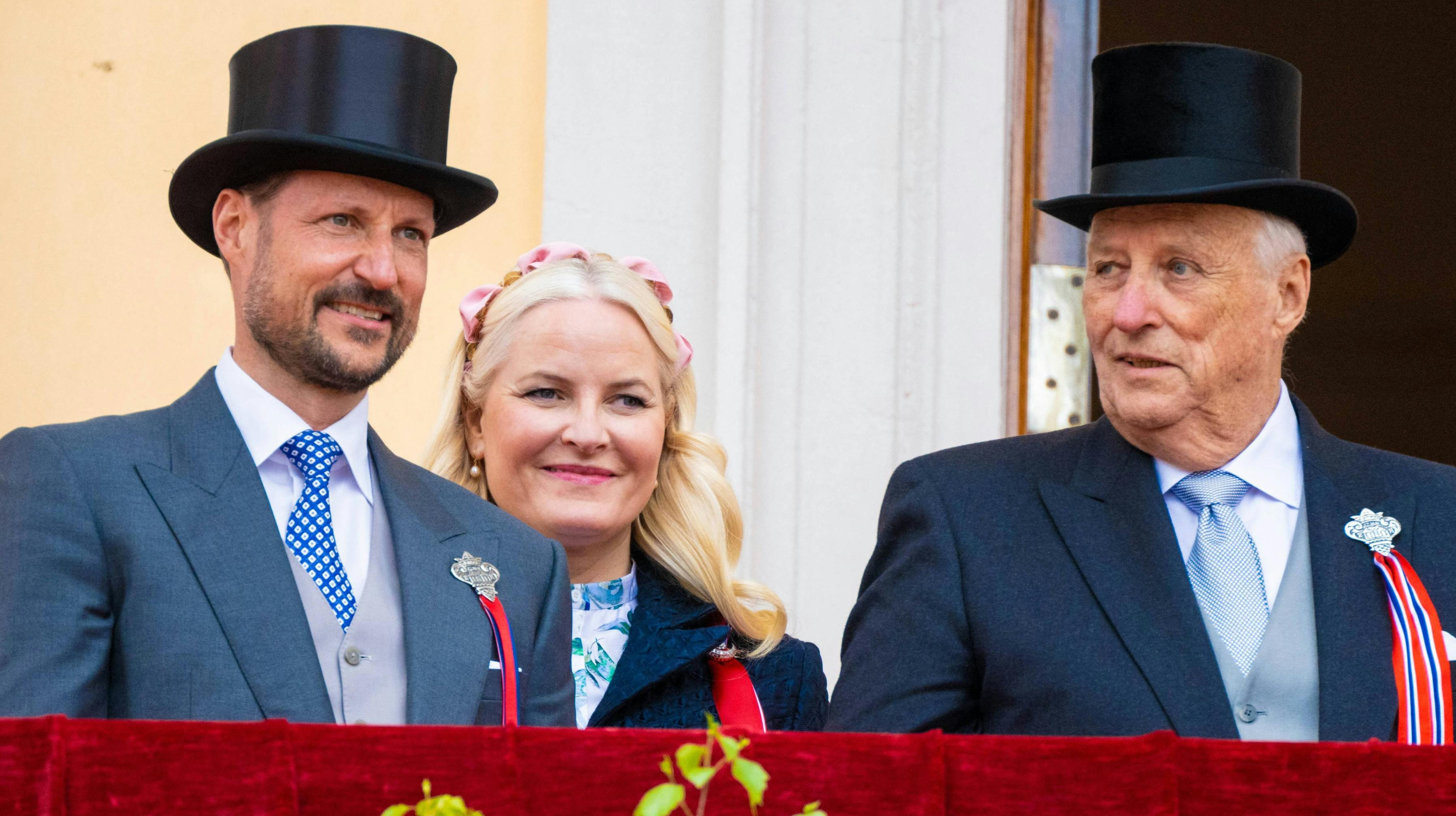 Både kronprins Haakon og kong Harald er for tiden udenlands. 