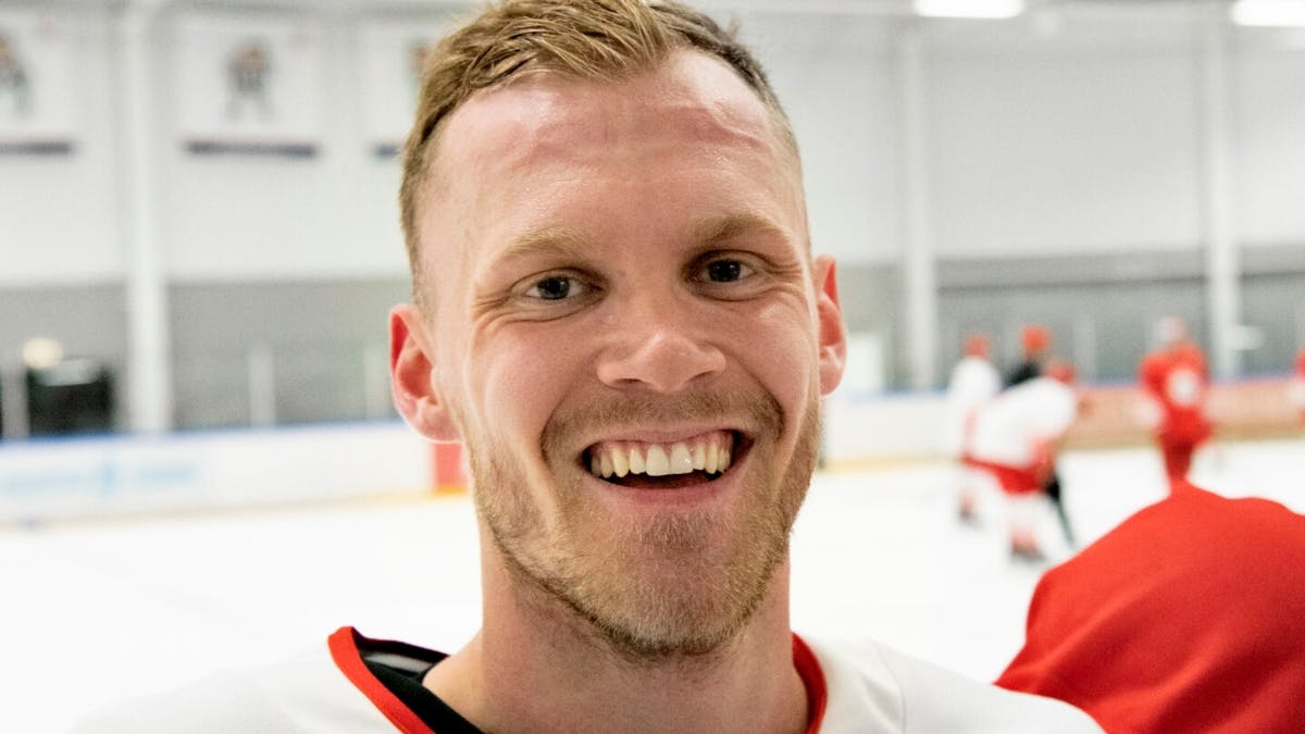 Nikolaj Ehlers får godt betalt for at pløkke pucken i mål 