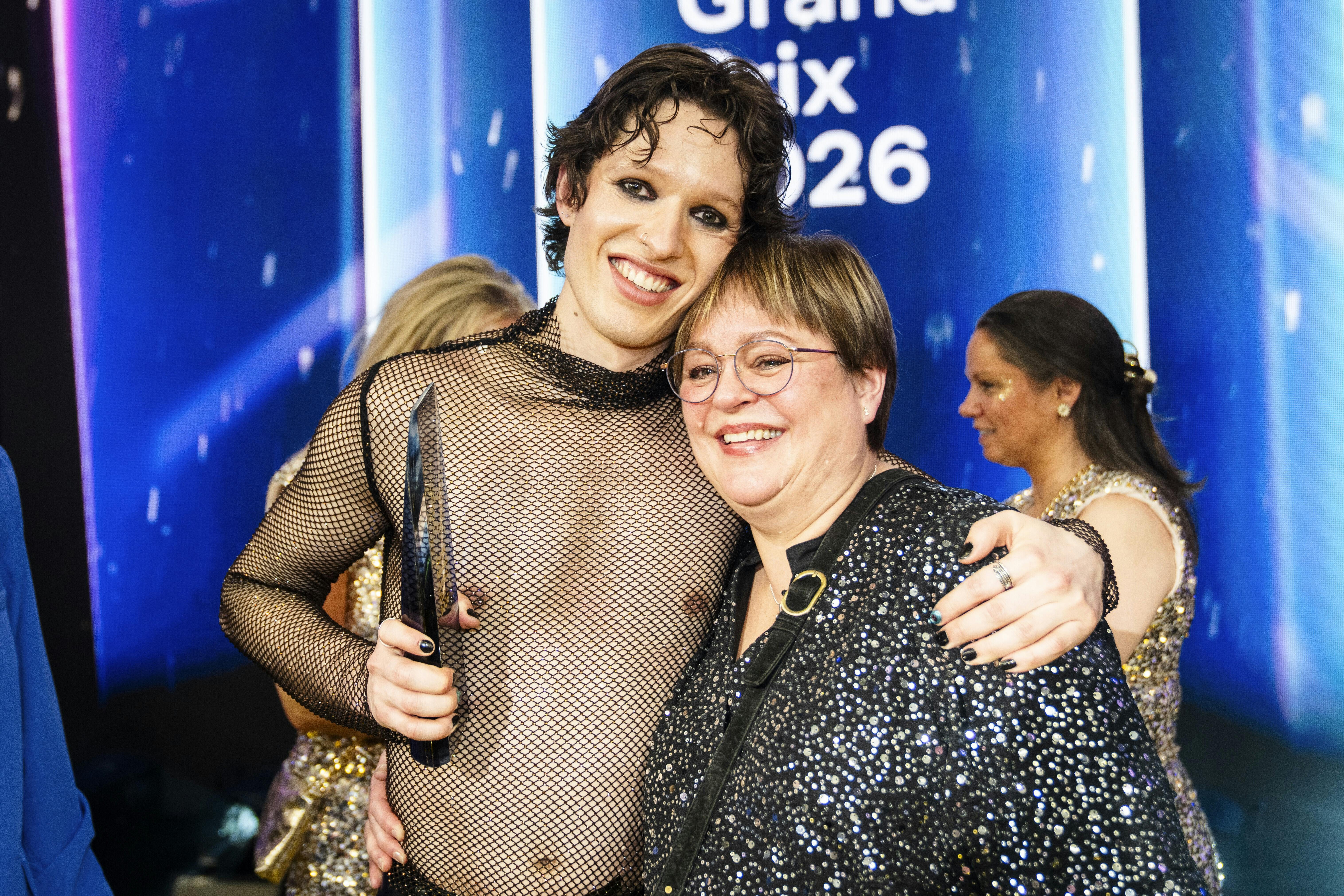 Vinder af Melodi Grand Prix, Søren Torpegaard Lund sammen med hans mor efter Dansk Melodi Grand Prix 2026 i Arena Nord i Frederikshavn.