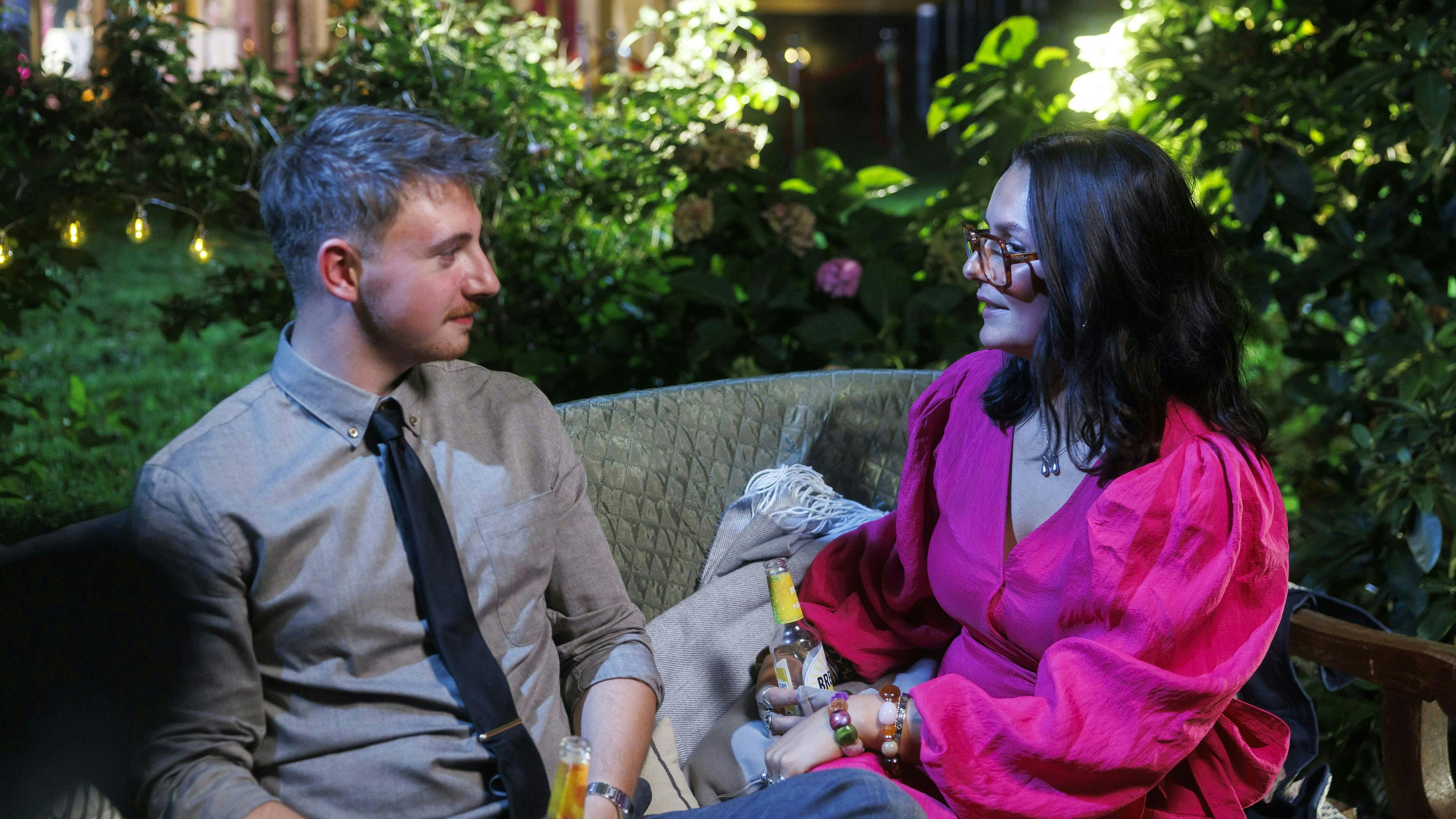 Samuel havde travlt med at få talt med sine bejlere til gallafesten.