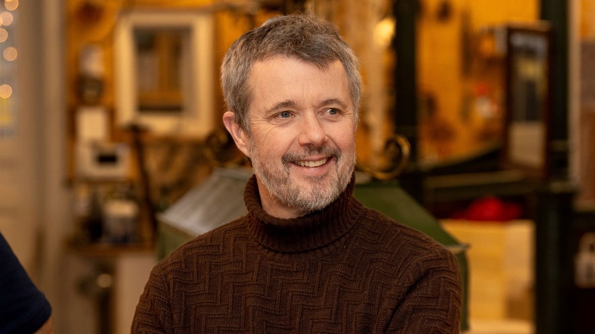 Kong Frederik på besøg i kongehusets værkstedshus.