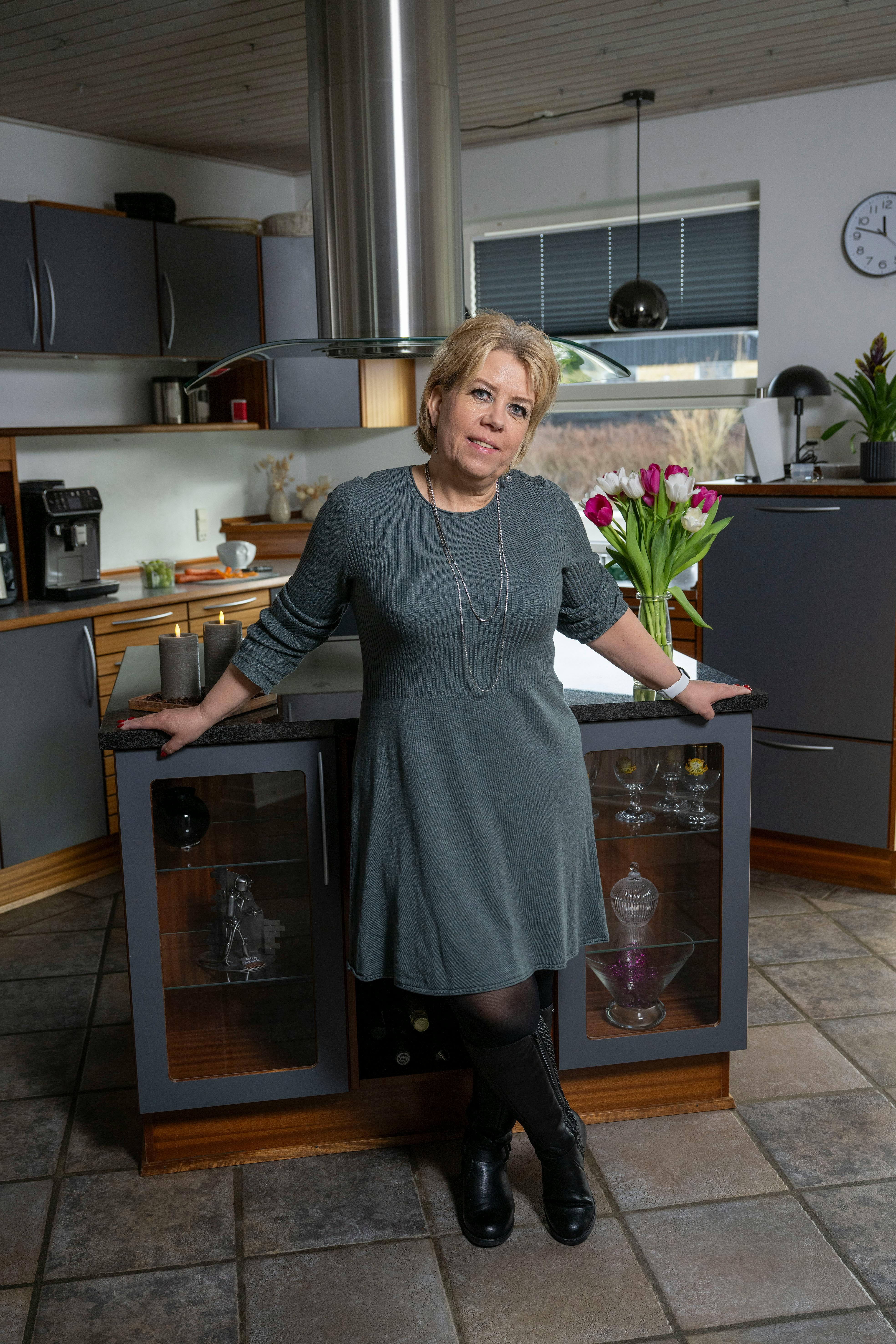 Karina Charlotte Christiansen fra ”Kandiskuren” har tabt 26 kilo og viser sit imponerende vægttab frem i hjemmet i Vinderup.