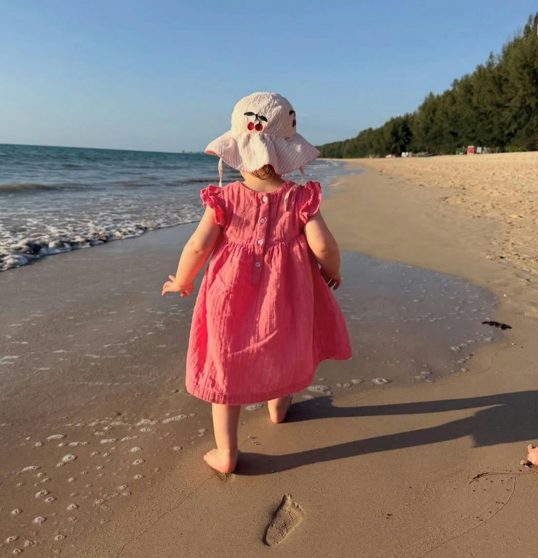 Sommerhat og bare tæer i sandet - det er lykken.