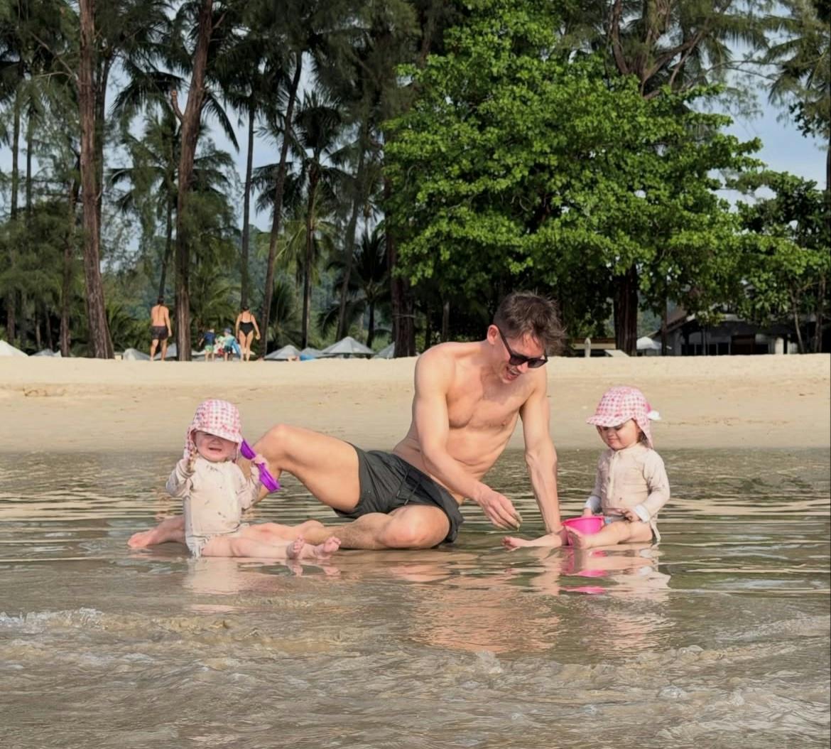 Tvillingerne pjasker i vand med far Morten.