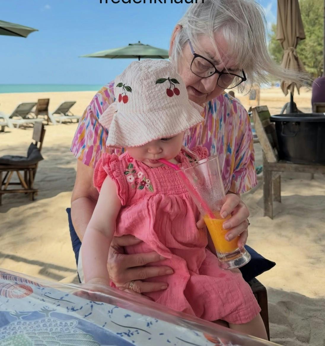 Bedstemor Inge-Lise Kjeldgaard sørger for væske i det varme vejr.