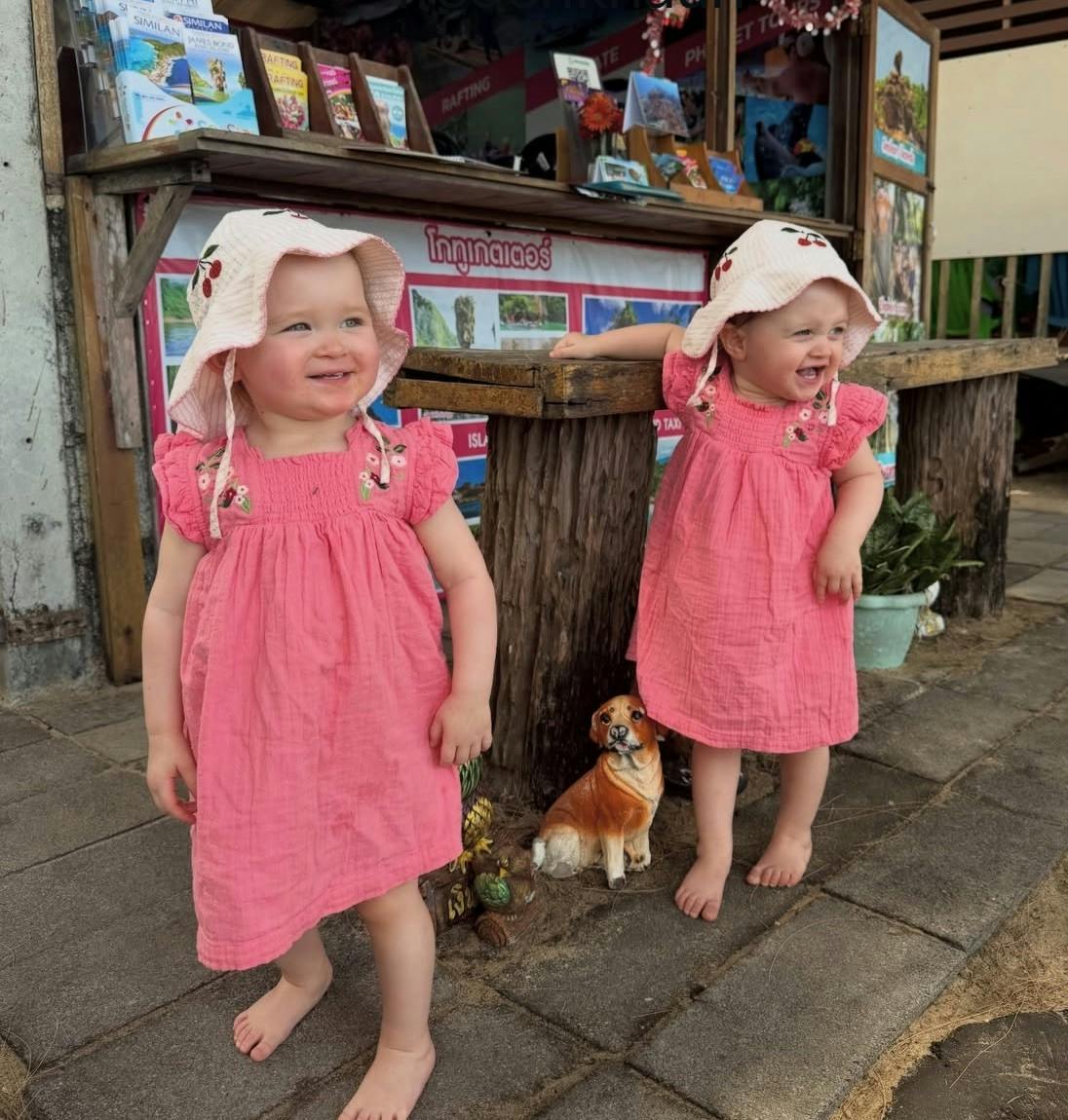 To glade feriebørn Nora (tv) og Emma i Thailand.