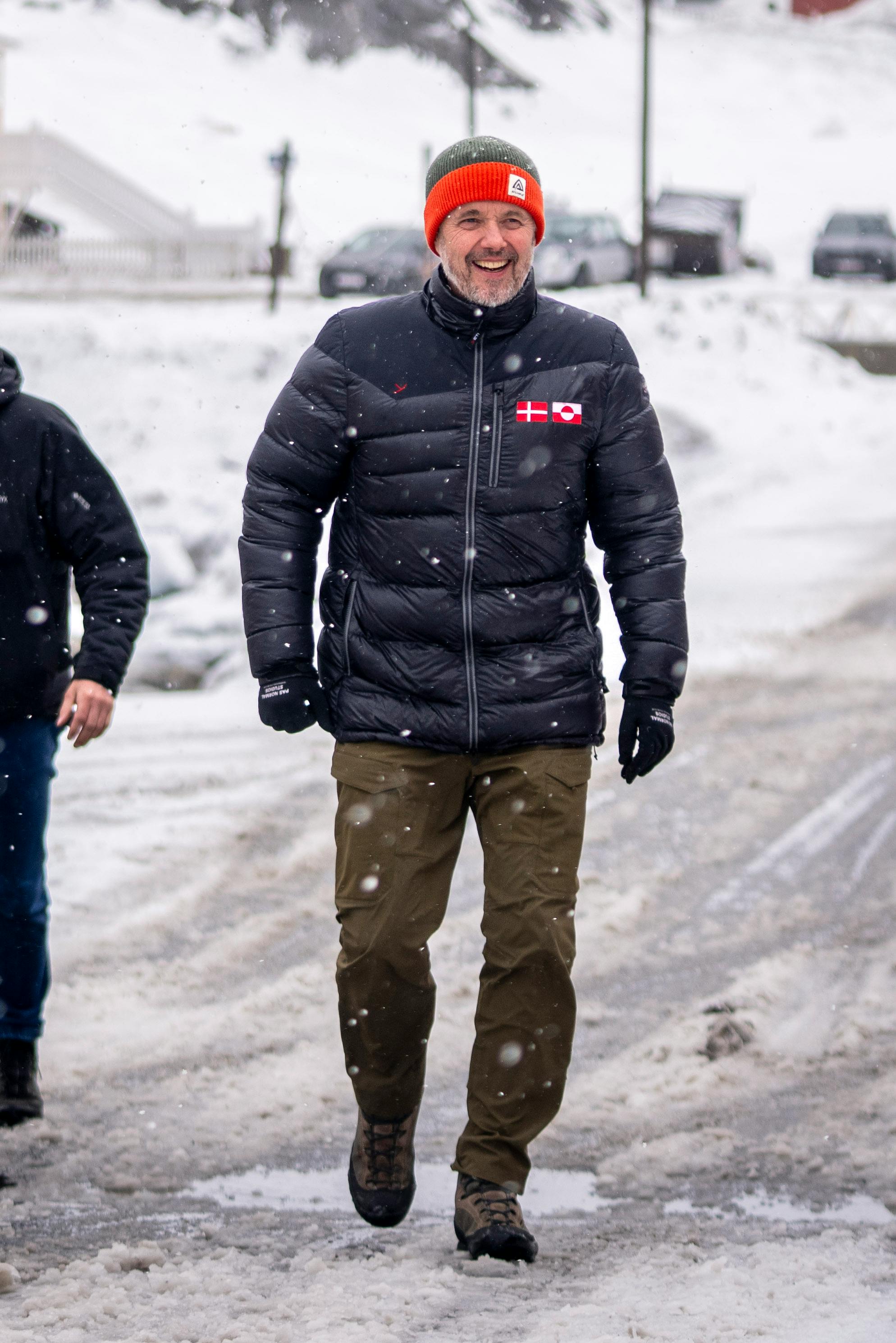 Kong Frederik X går gennem Nuuk inden et møde med Inatsisartut formand Kim Kielsen i Nuuk onsdag den 30. april 2025. Kongen rejser den 29.-30. april til Nuuk i Grønland. Besøget finder sted på et tidspunkt, hvor der er stærkt skærpet fokus på Grønland. Under besøget skal kongen blandt andet mødes med lokale, sejle på fjorden og spise middag med den nye grønlandske regering.