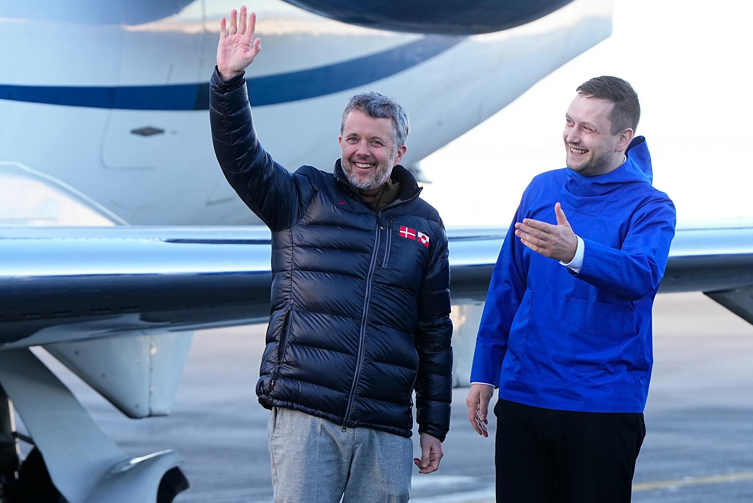 Kong Frederik X ankommer til Nuuk Lufthavn i Grønland, hvor han bliver modtaget af formanden for Naalakkersuisut, Jens-Frederik Nielsen og formanden for Inatsisartut, Kim Kielsen, onsdag den 18. februar 2026. Kongen er på et tredages besøg i Grønland.