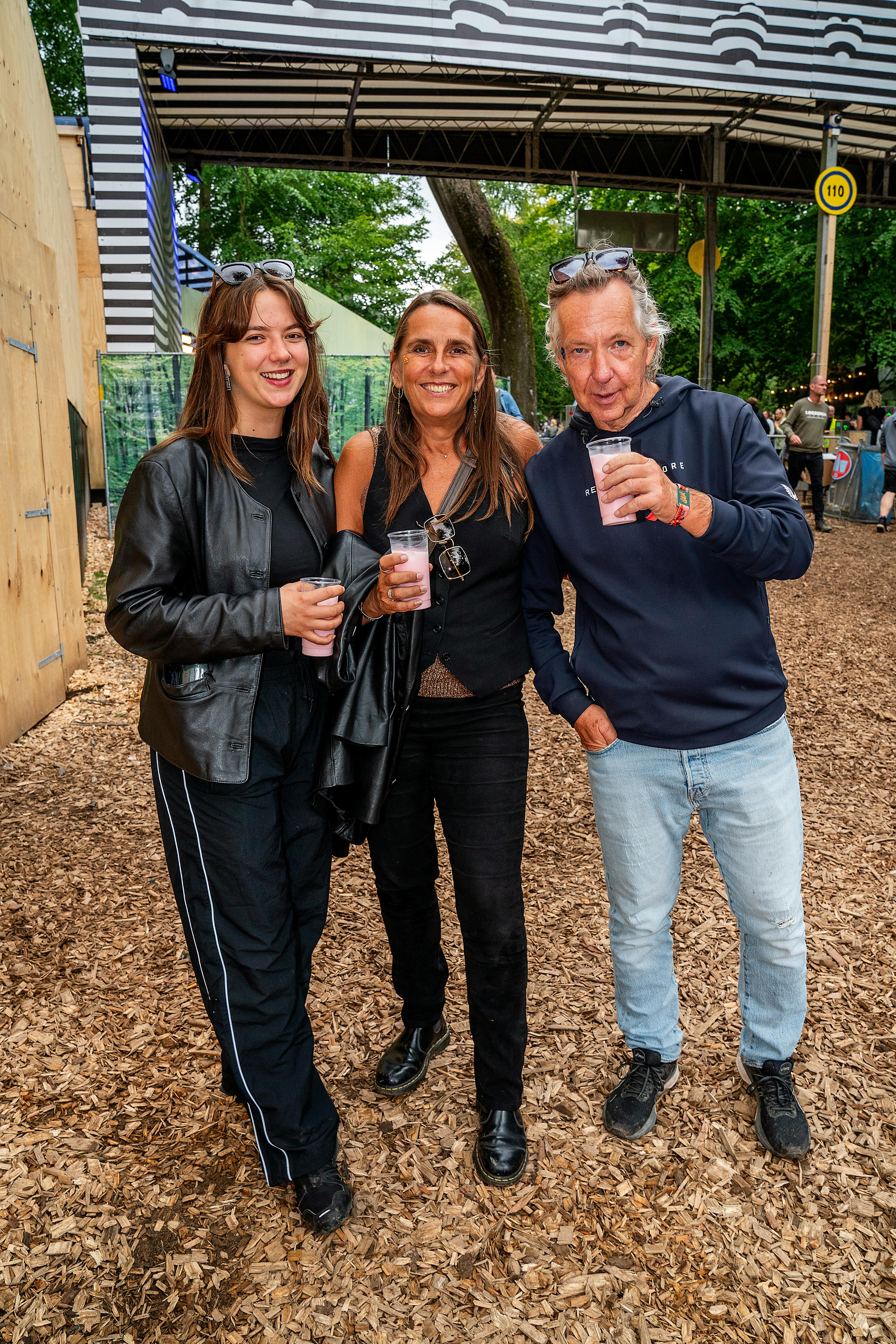 Anne Hjernøe mellem sin mand Folmer og deres datter, Camille, til Smukfest 2023