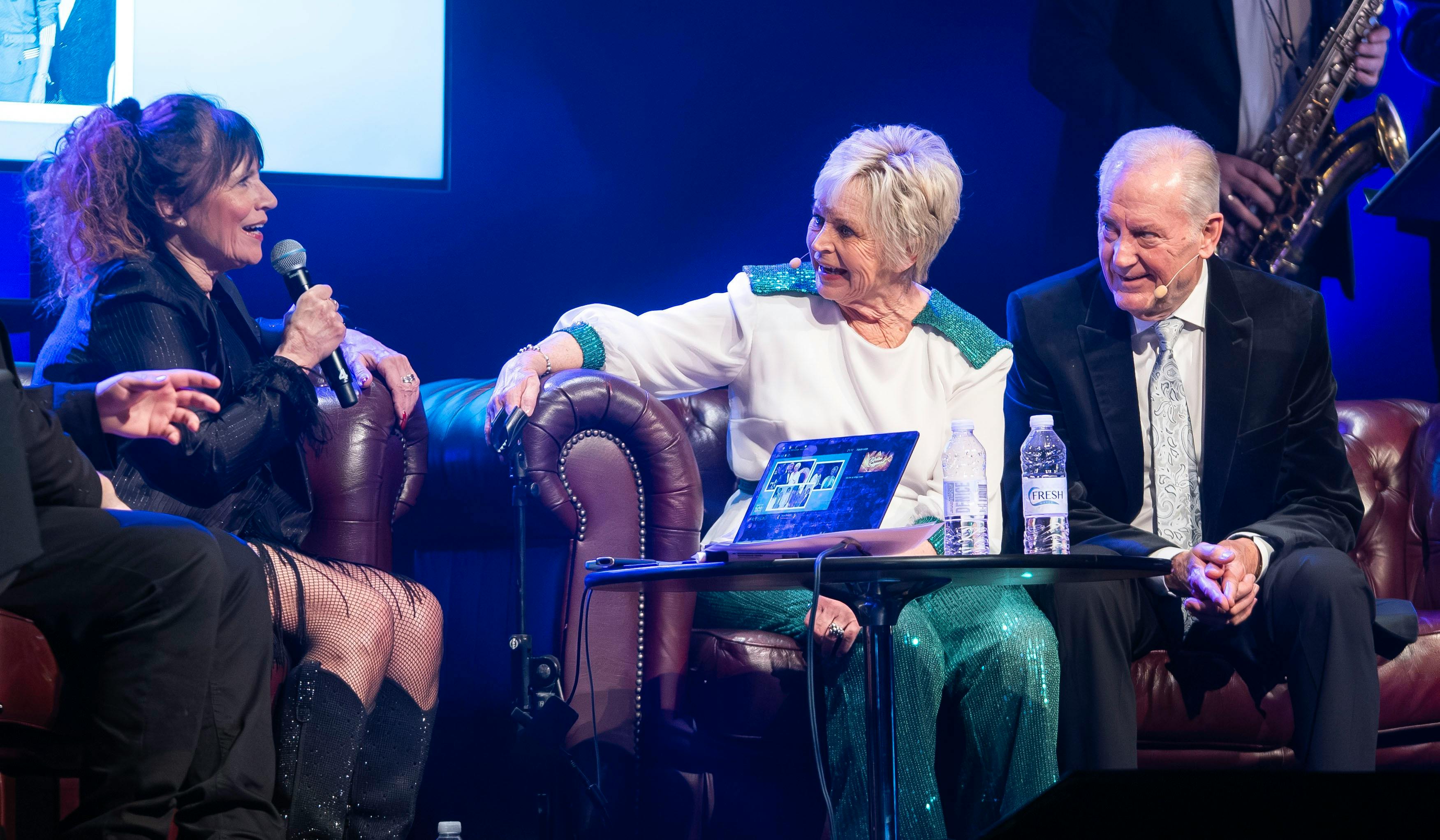 Kirsten Siggaard i sofaen sammen med Keld og Hilda.