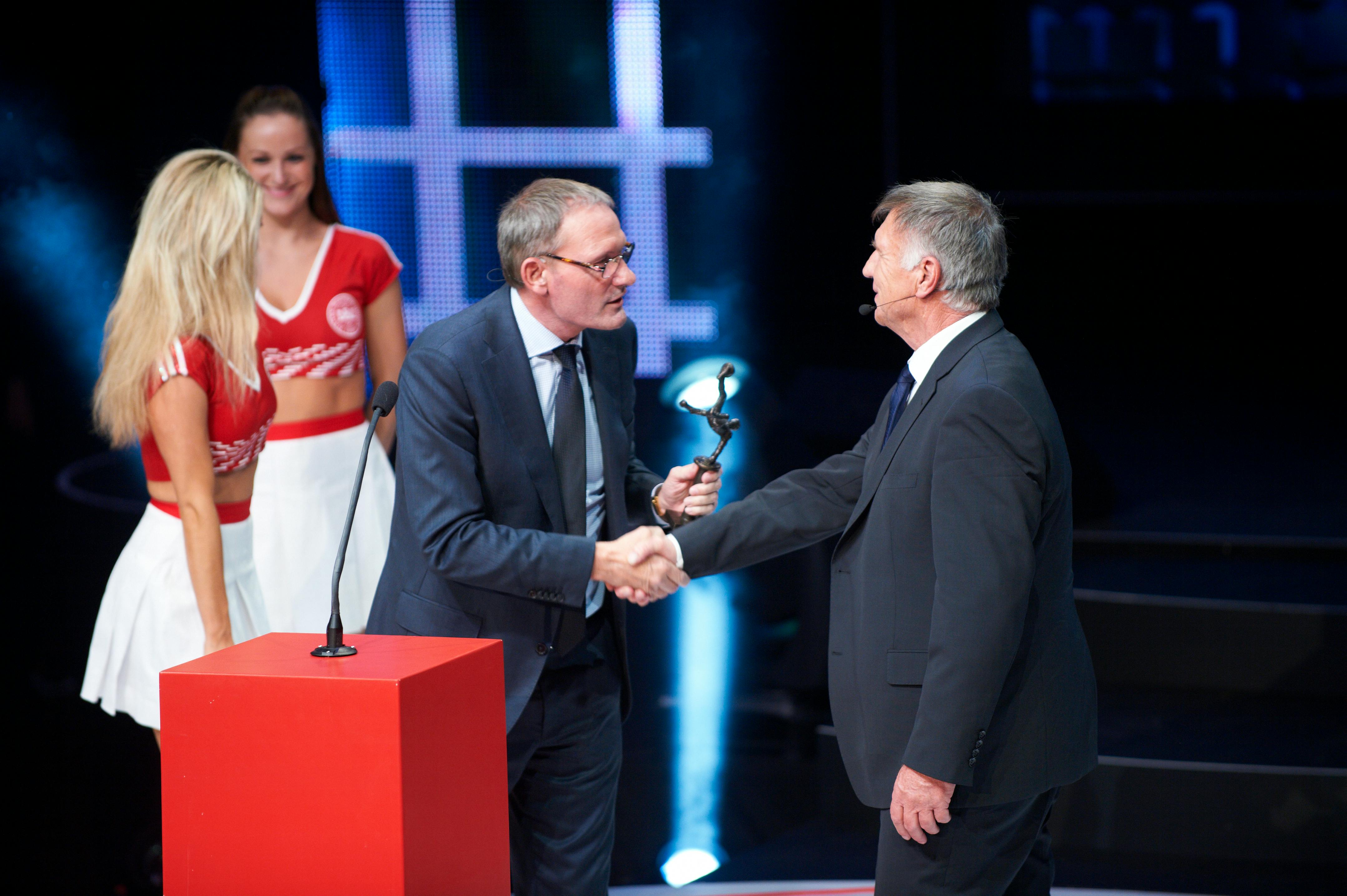 Preben Elkjær var manden, der overrakte prisen til Sepp Piontek, da den tidligere landstræner blev optaget i Fodboldens Hall of Fame i 2011.