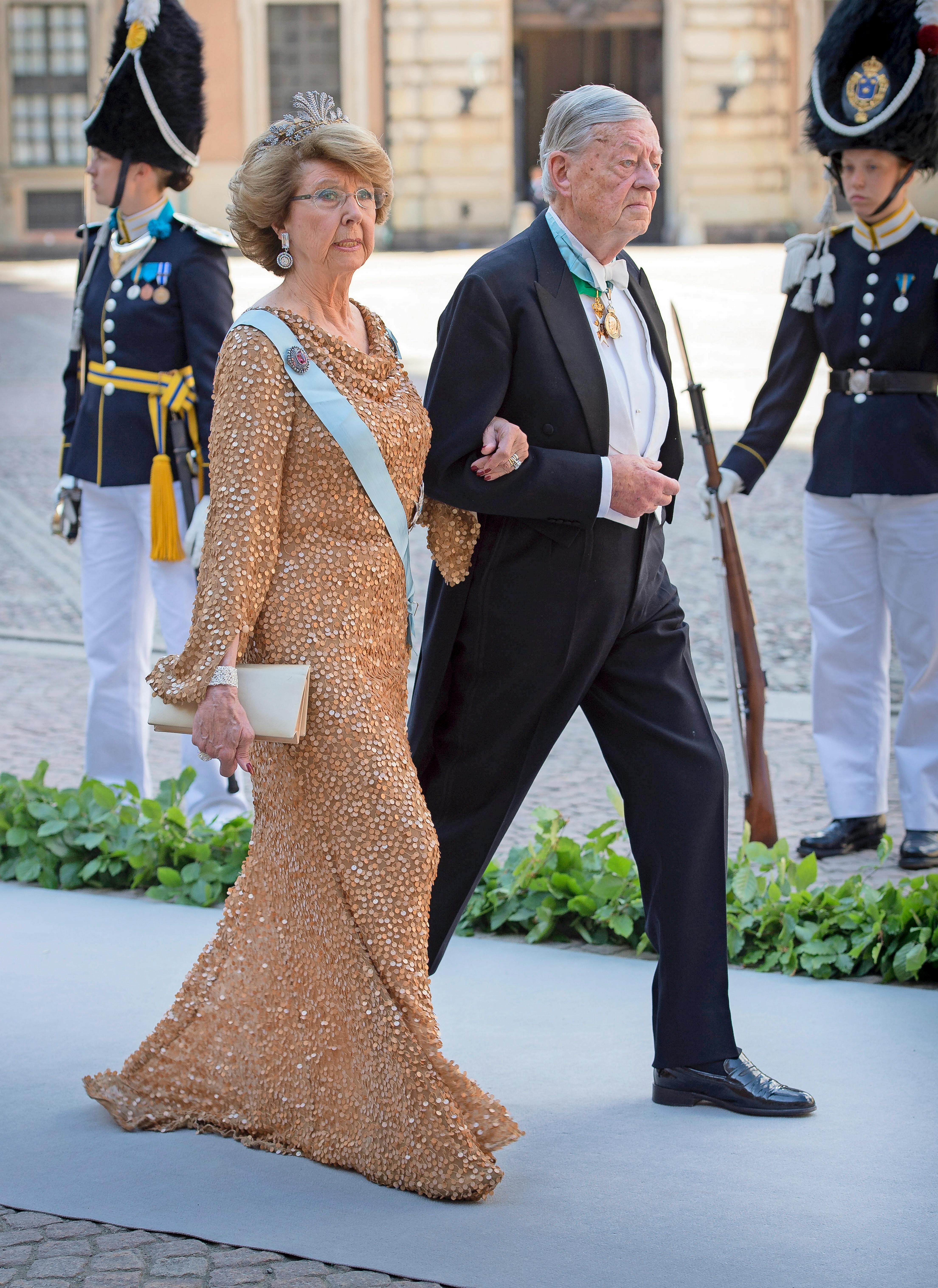 Kongeligt bryllup mellem prinsesse Madeleine og Chris O’Neill i Stockholm. - Gæsterne ankommer til Storkyrkan (Stockholms Domkirke). Prinsesse Desirée og Niclas Silverschiöld. 