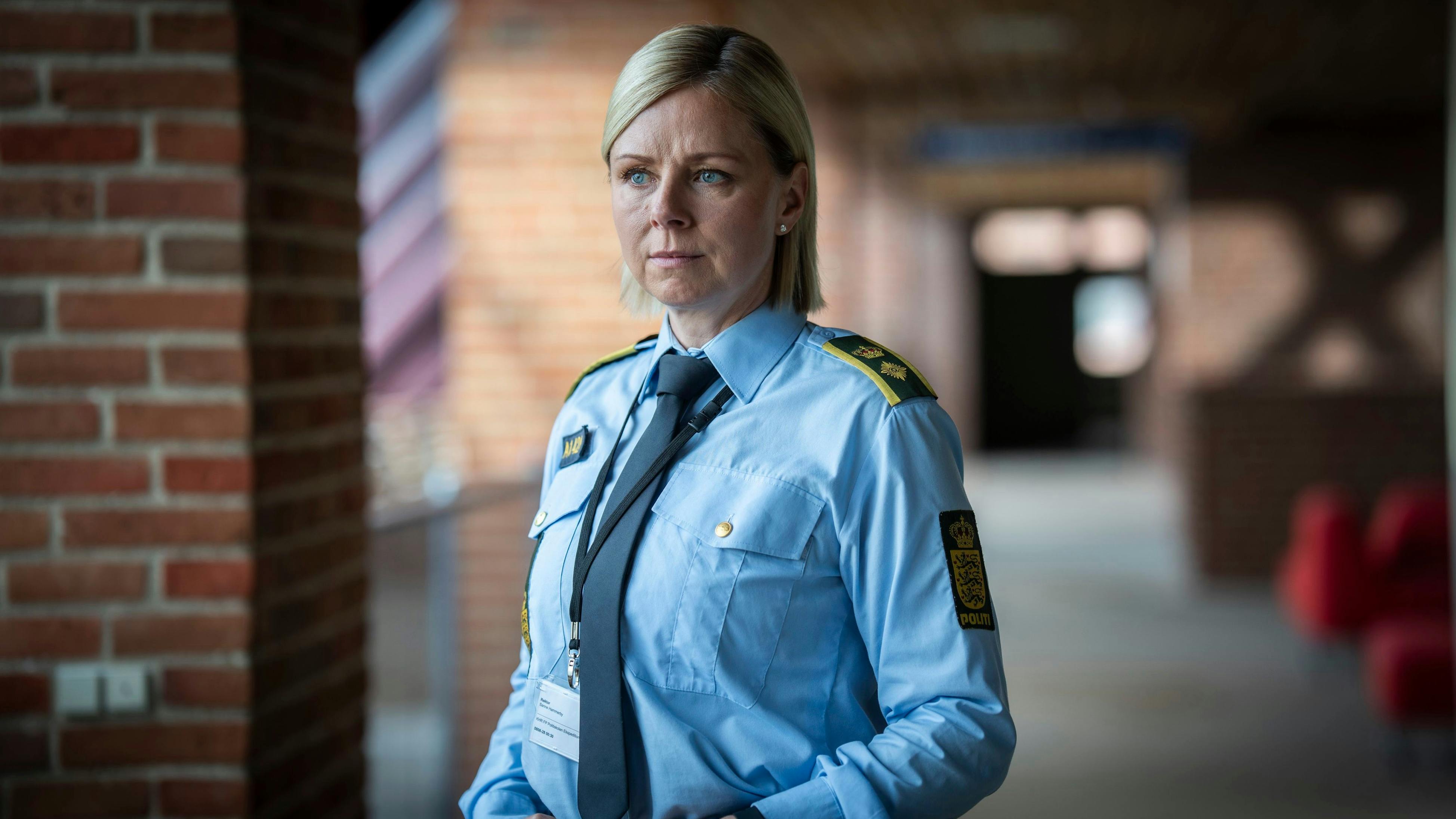 Lene Maria Christensen&nbsp;spiller Politiskolens nye rektor, Sanne Hammerby, i DR-serien "Uniformen". 