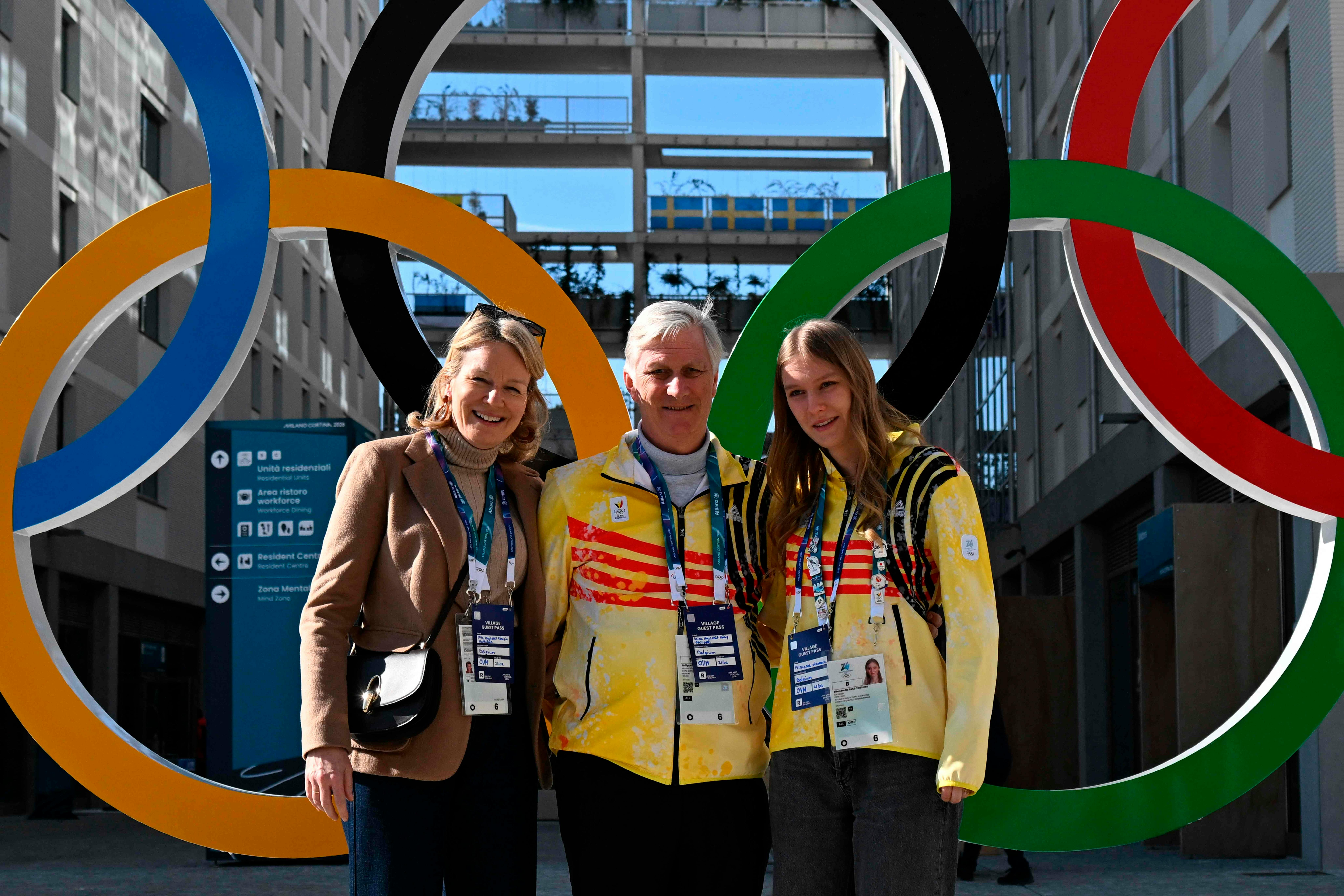 Dronning Mathilde, kong Philippe og prinsesse Leonore blev lørdag foreviget foran de ikoniske OL-ringe. 