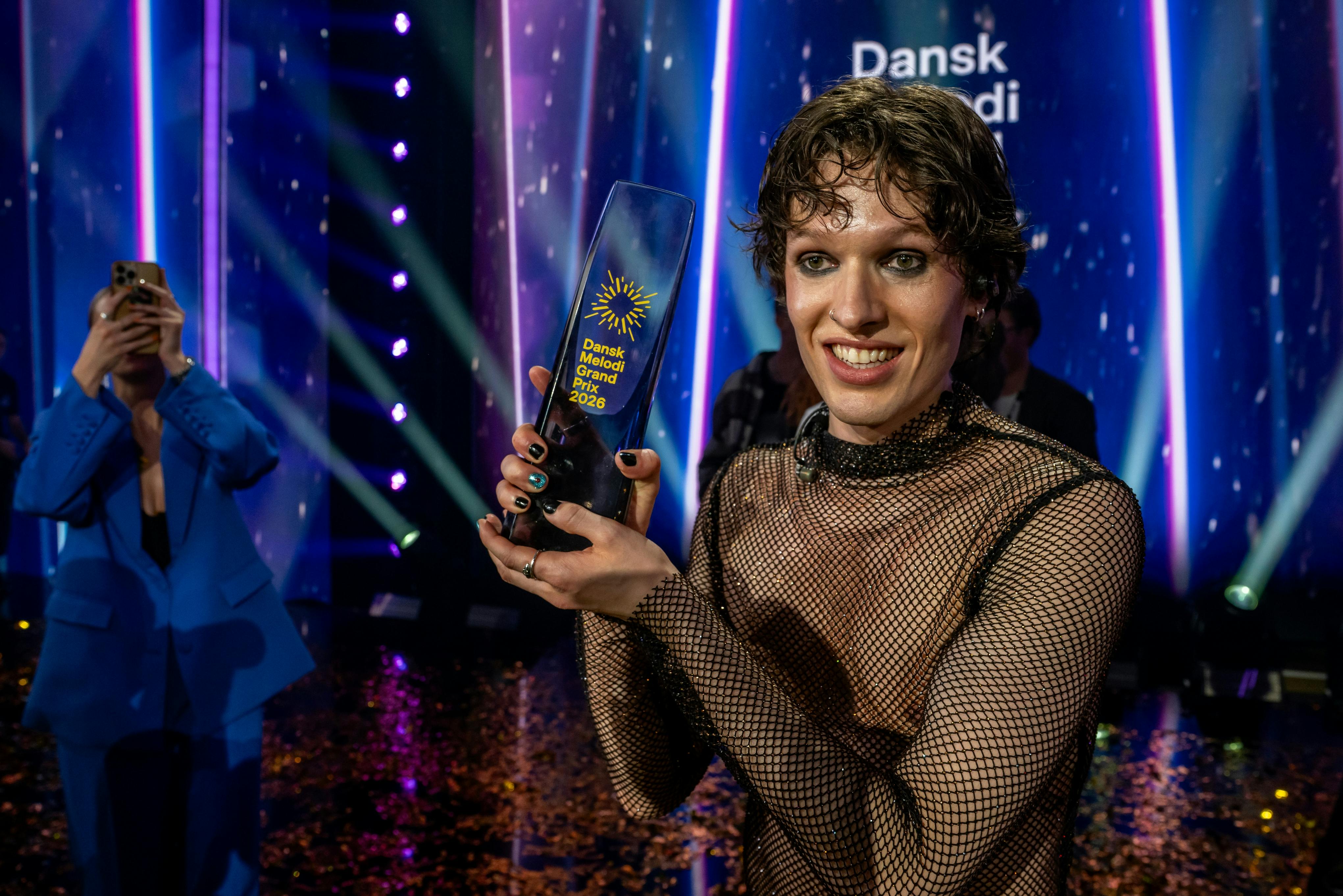 Søren Torpegaard Lund med trofæet efter sejren ved Dansk Melodi Grand Prix 2026.