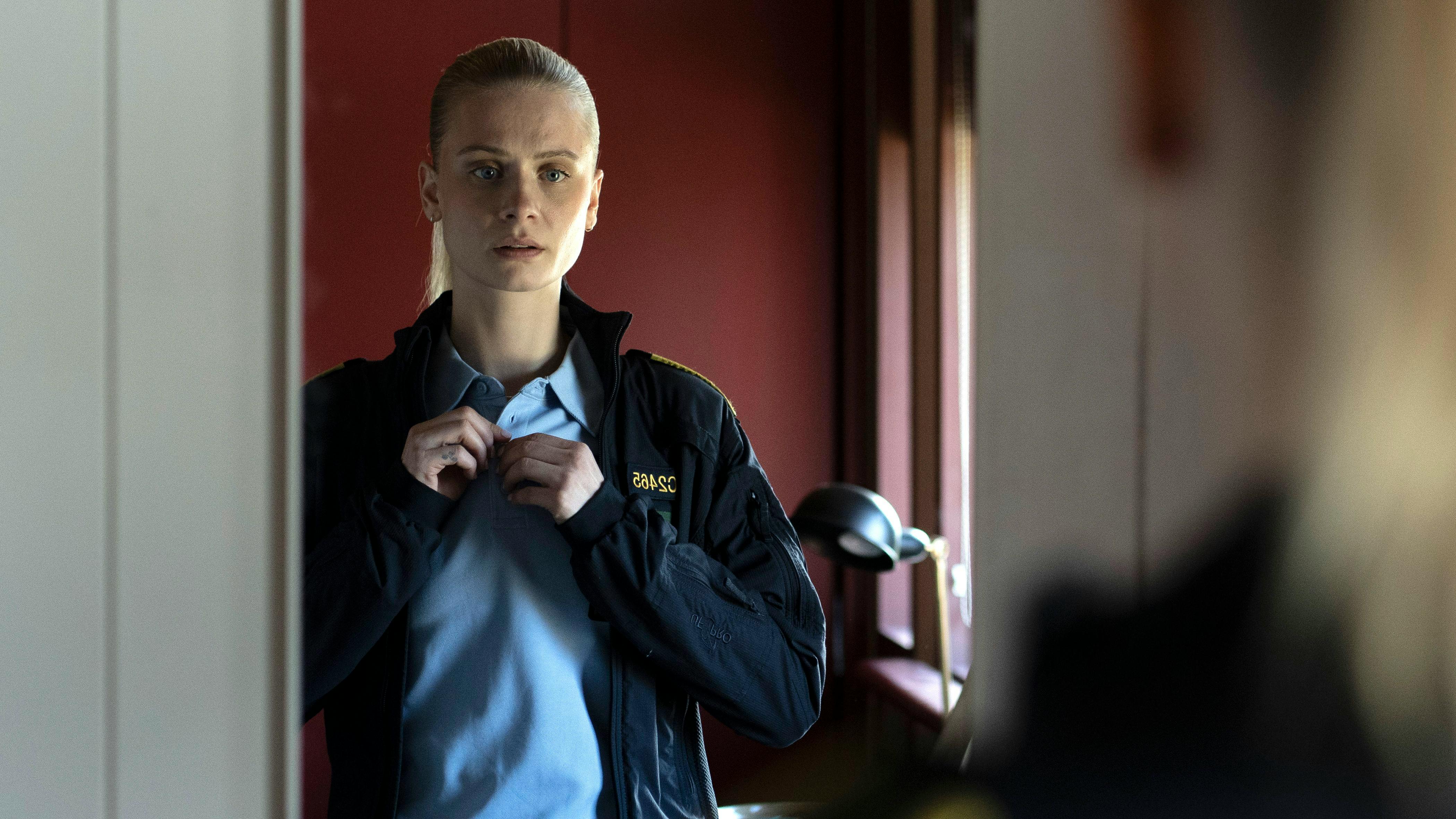 Clara Rosager trak i polititøjet, da hun spillede Freja i DR-serien "Uniformen". 