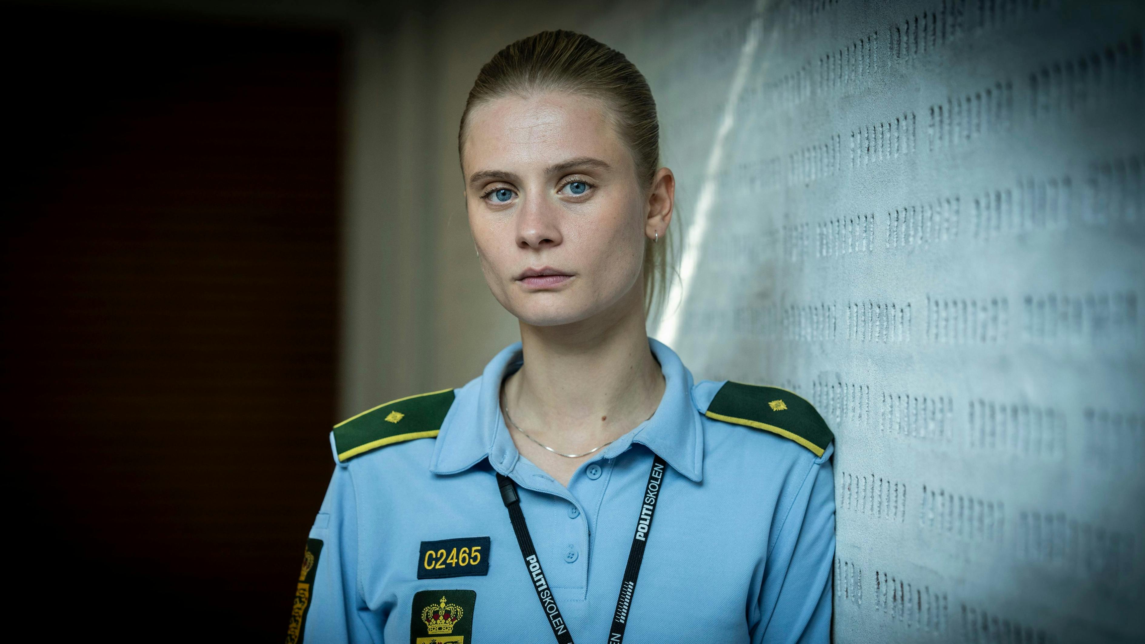 Clara Rosager spiller politieleven Freja i DR-serien "Uniformen". 
