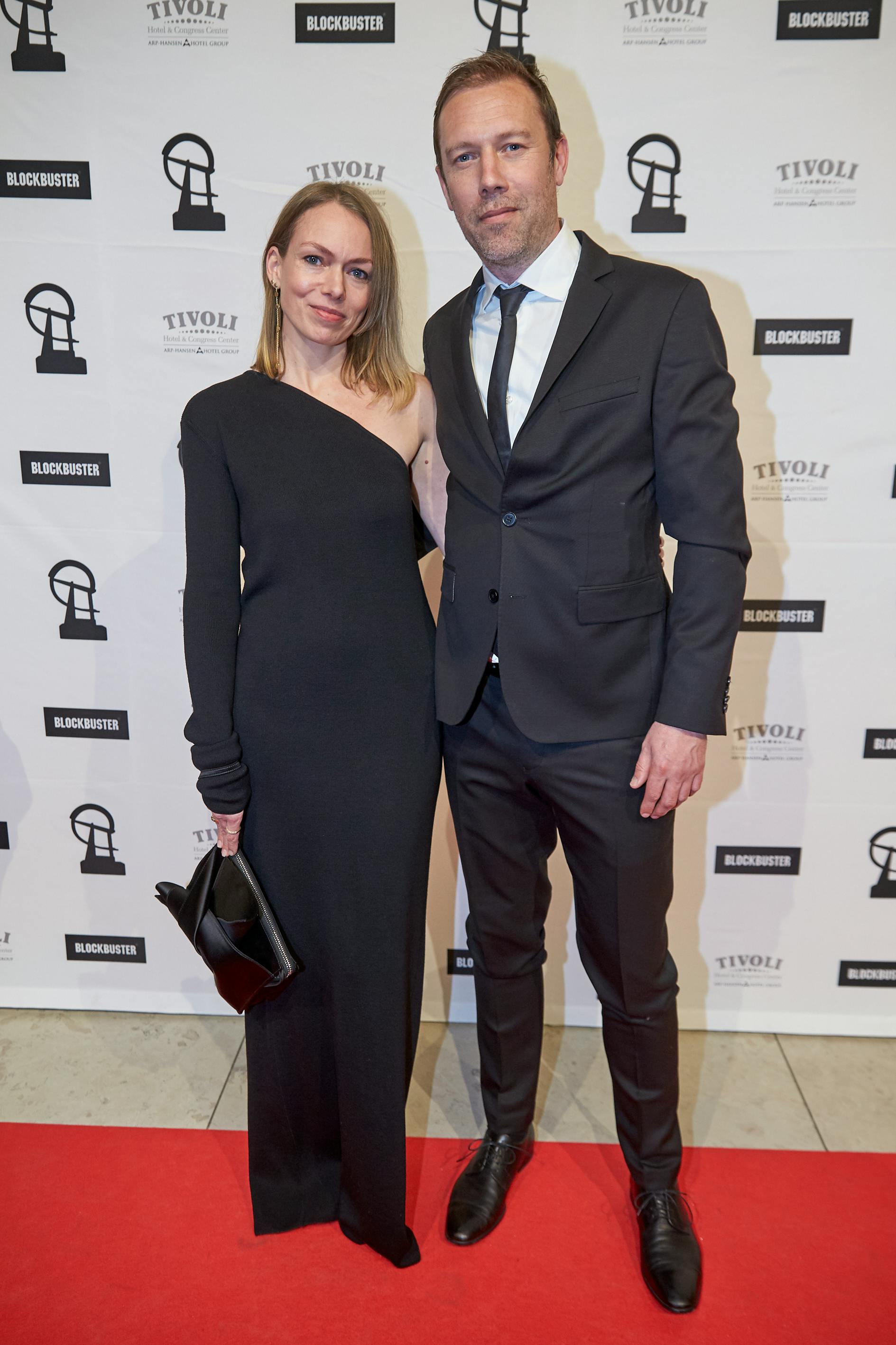 Skuespilleren Jakob Cedergren havde sin hustru, Pernille Holm, ved sin side til Robert Prisen i 2019.